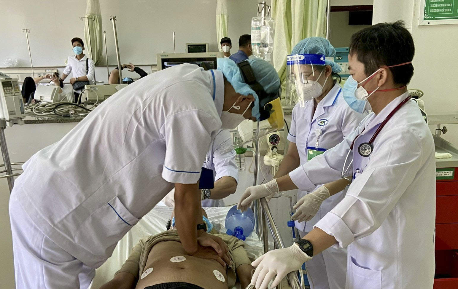 Y, bác sĩ Bệnh viện Bà Rịa thực hiện biện pháp cấp cứu xoa bóp tim ngoài lồng ngực để cứu chữa người bệnh bị ngưng tim, ngưng thở.
