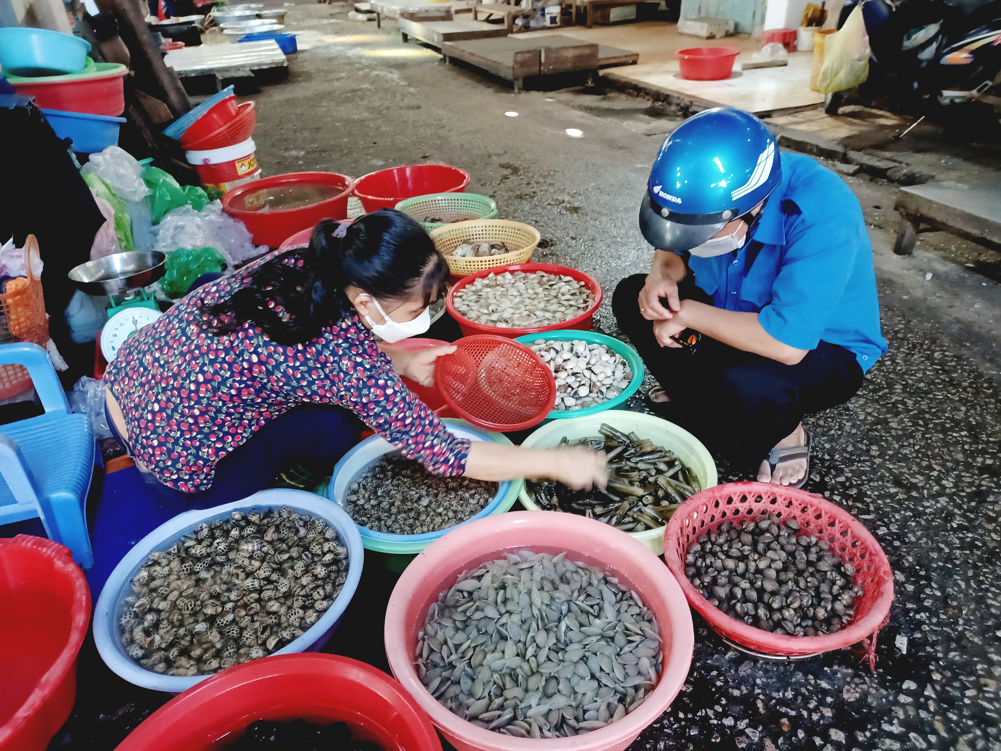 Người dân chọn mua hải sản tại chợ Rạch Dừa (TP. Vũng Tàu).