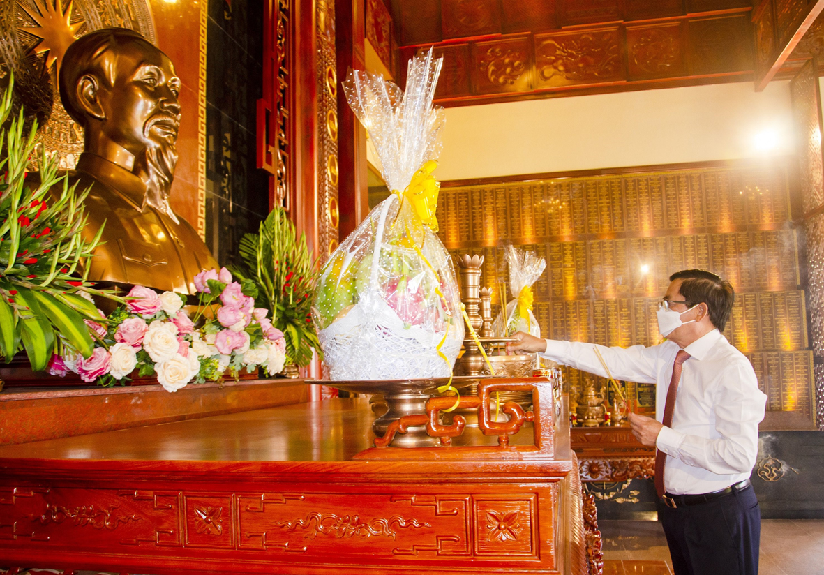 Ông Phạm Viết Thanh, Ủy viên Trung ương Đảng, Bí thư Tỉnh ủy, Chủ tịch HĐND tỉnh dâng hương tại Nhà tưởng niệm Anh hùng Liệt sĩ.