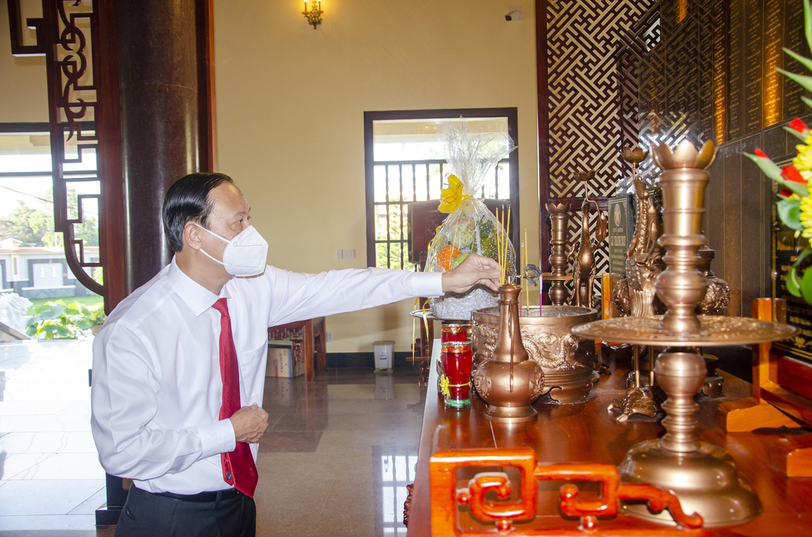 Ông Nguyễn Văn Thọ, Phó Bí thư Tỉnh ủy, Chủ tịch UBND tỉnh dâng hương tại Nhà tưởng niệm Anh hùng Liệt sĩ.