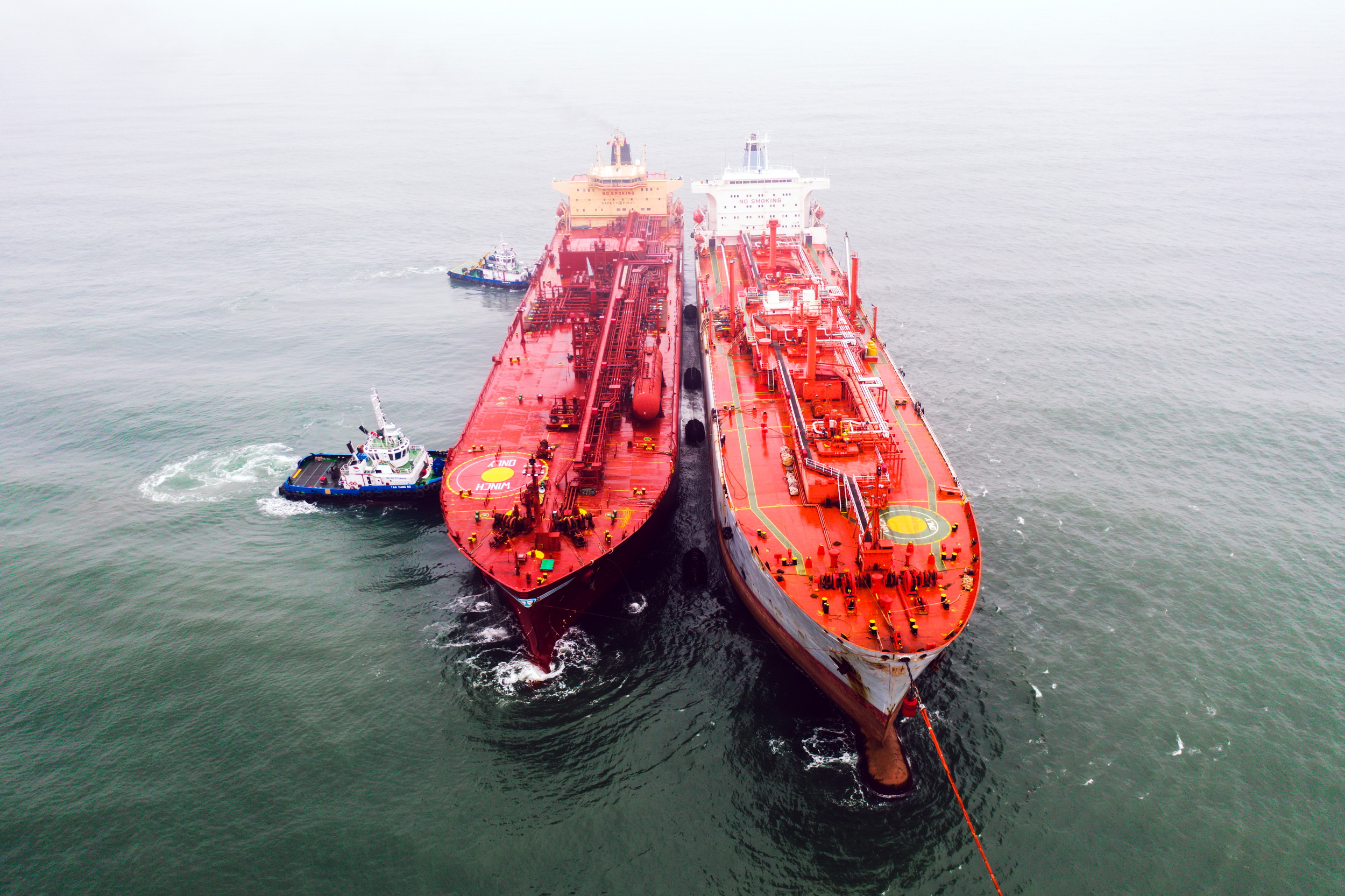 Tàu kho nổi Viet Dragon 68 (bên phải) tiếp nhận chuyến LPG lạnh mở đầu  năm 2022.