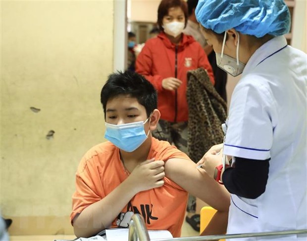 Tiêm vaccine cho trẻ em từ 12 tuổi trở lên trong sáng 30/1 tại trường tiểu học Lý Nam Đế, Hà Nội. Ảnh: TTXVN