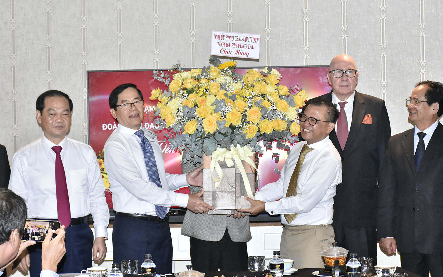 Ông Phạm Viết Thanh, Ủy viên Trung ương Đảng, Bí thư Tỉnh ủy, Chủ tịch HĐND tỉnh tặng hoa chúc mừng năm mới cho ông Huỳnh Trung Nam, Chủ tịch HD9QT Công ty CP Lạc Việt.