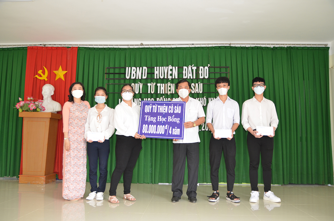 Ông Hồ Văn Lợi, Chủ tịch Hội đồng Quản lý Quỹ từ thiện Cô Sáu trao học bổng đỡ đầu tới các tân SV của huyện Đất Đỏ.
