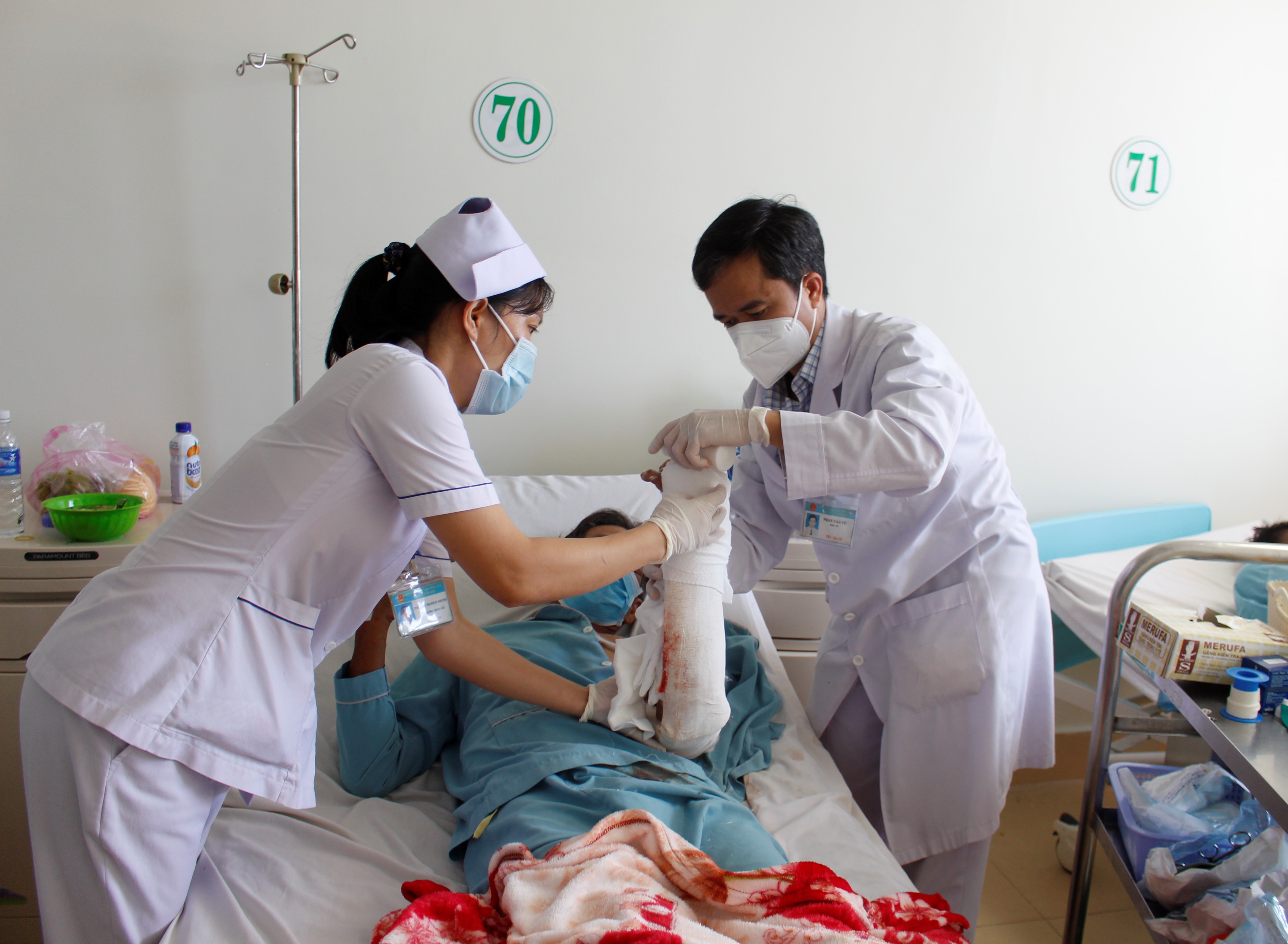 Y, bác sĩ Bệnh viện Bà Rịa kiểm tra vết mổ cho bệnh nhân Đ.H.H. (61 tuổi, xã Phước Tỉnh, huyện Long Điền).