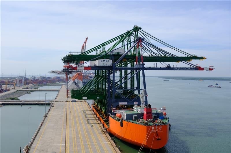 Cẩu bờ STS số 6, loại super post-panamax siêu lớn đã được đưa vào vận hành tại CMIT.