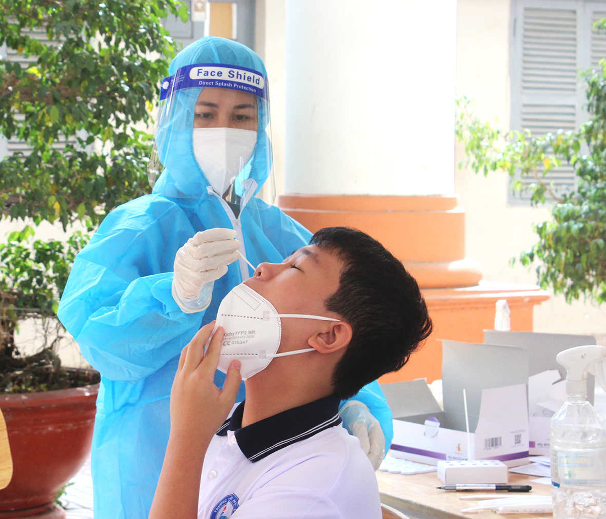 Nhân viên y tế test nhanh COVID-19 cho HS Trường THCS Vũng Tàu (TP. Vũng Tàu) trước ngày học trực tiếp ( từ 14/2). Ảnh: KHÁNH CHI