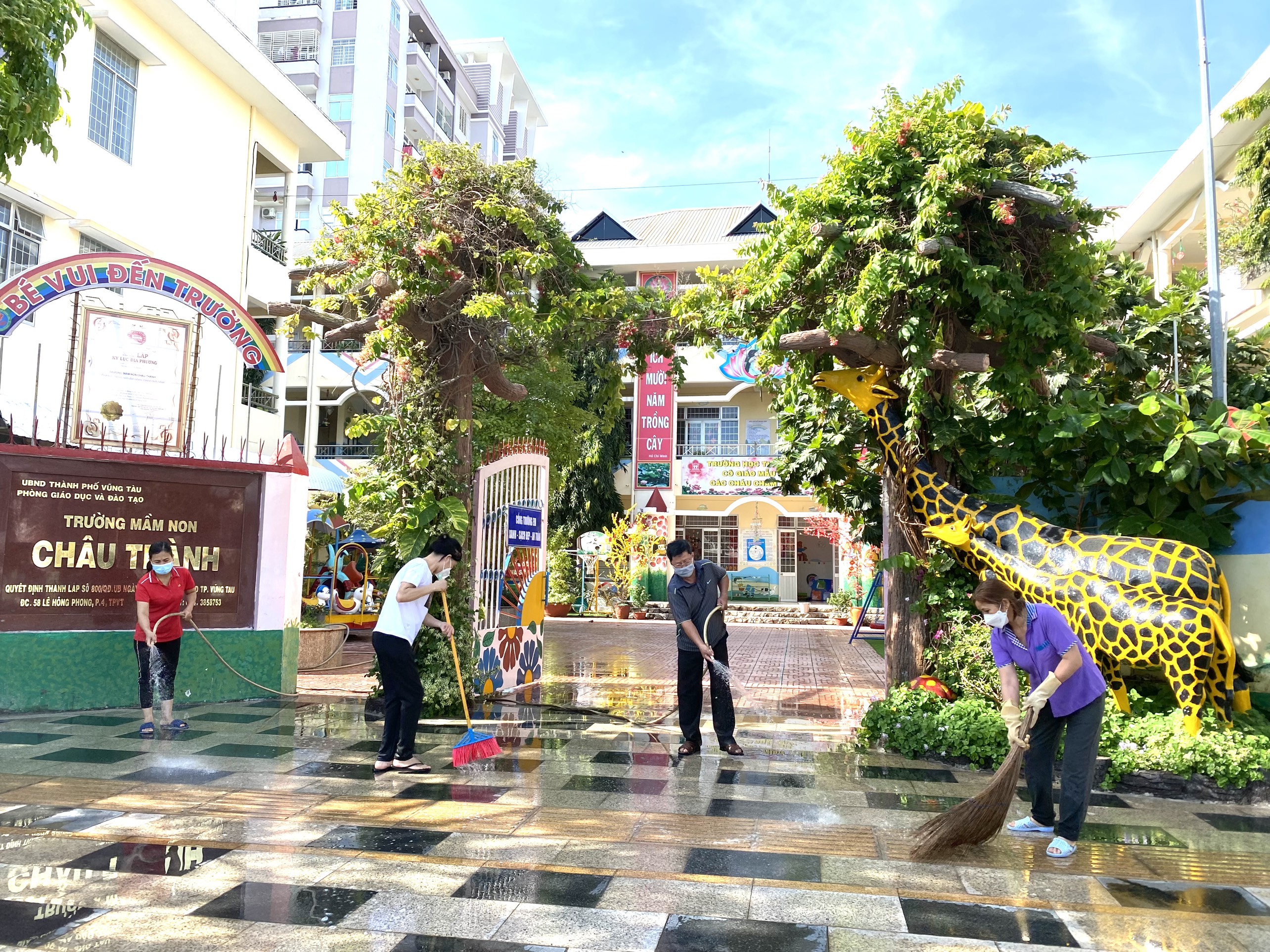GV, nhân viên Trường MN Châu Thành (TP. Vũng Tàu) vệ sinh trường lớp, chuẩn bị đón HS đi học trở lại vào đầu tuần tới. 