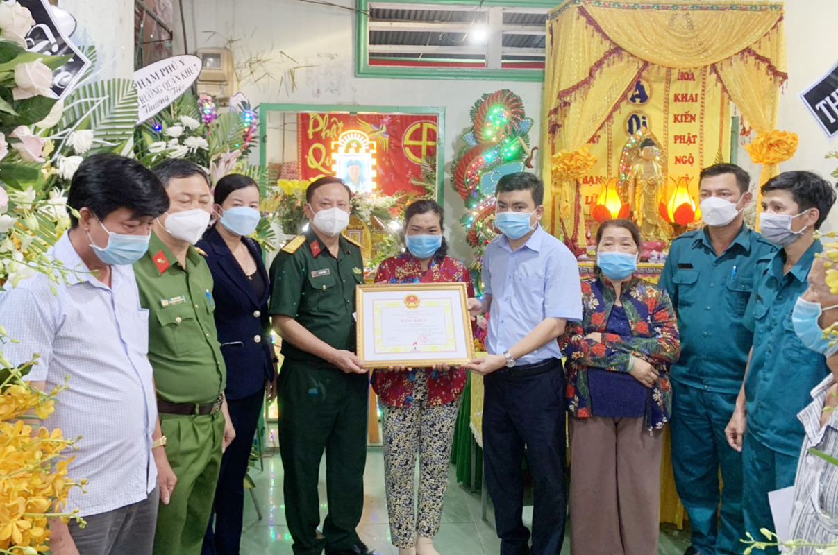 Thượng tá Lê Văn Hoàn, Thị ủy viên, Phó Bí thư Đảng ủy quân sự, Chính trị viên Ban CHQS TX. Phú Mỹ trao Bằng khen của UBND tỉnh cho thân nhân dân quân thường trực Đặng Nhật Lý.