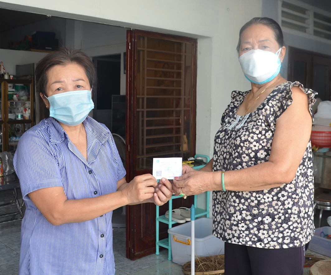 Bà Nguyễn Thị Tuyết (bên trái, 585/12, Cách mạng Tháng Tám, TP. Bà Rịa) được Chi phụ nữ khu phố 2, phường Phước Nguyên tặng thẻ BHYT từ mô hình “Tiết kiệm xanh vì phụ nữ và trẻ em nghèo”.