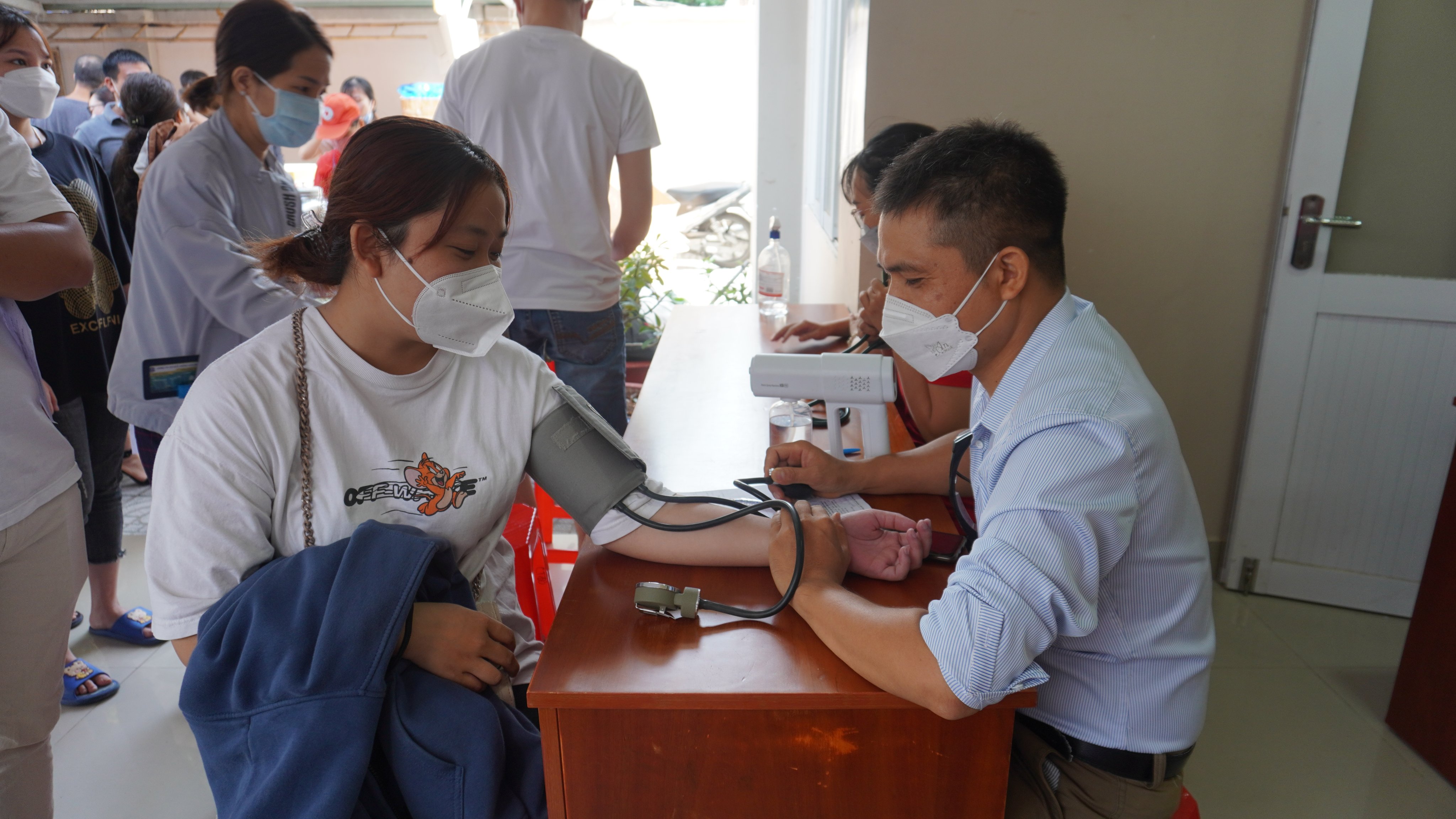 Nhân viên y tế Trung tâm Truyền máu Bệnh Viện Chợ Rẫy (TP. Hồ Chí Minh) kiểm tra sức khỏe người dân trước khi hiến máu.