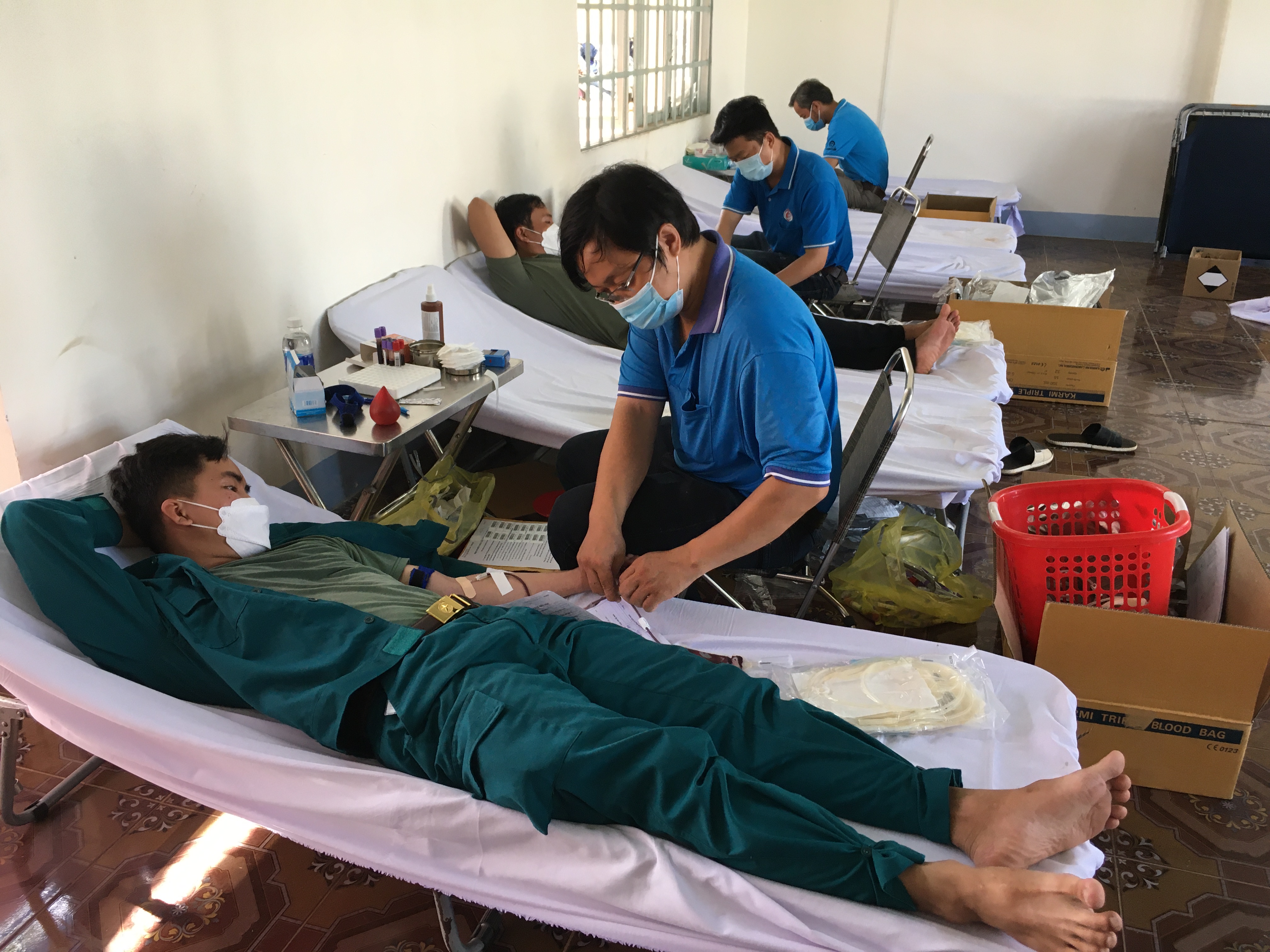 Người dân huyện Châu Đức tham gia hiến máu tình nguyện.