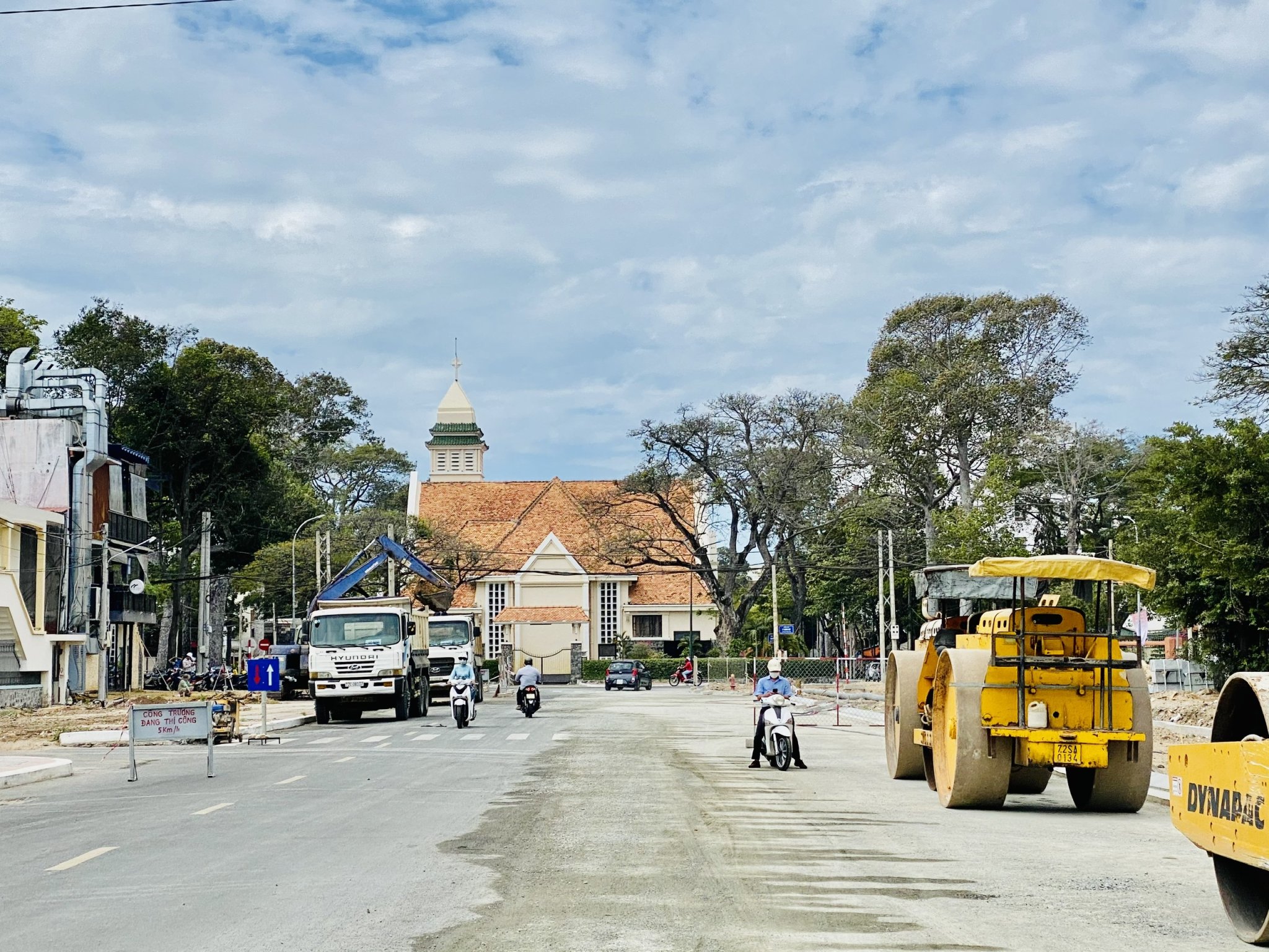 Nhờ áp dụng nhiều biện pháp linh hoạt nên trong năm 2021 TP. Vũng Tàu đã hoàn thành tốt công tác BT-GPMB.  Trong ảnh: Dự án đường Thống Nhất đang thi công sau khi hoàn thành công tác BT-GPMB.