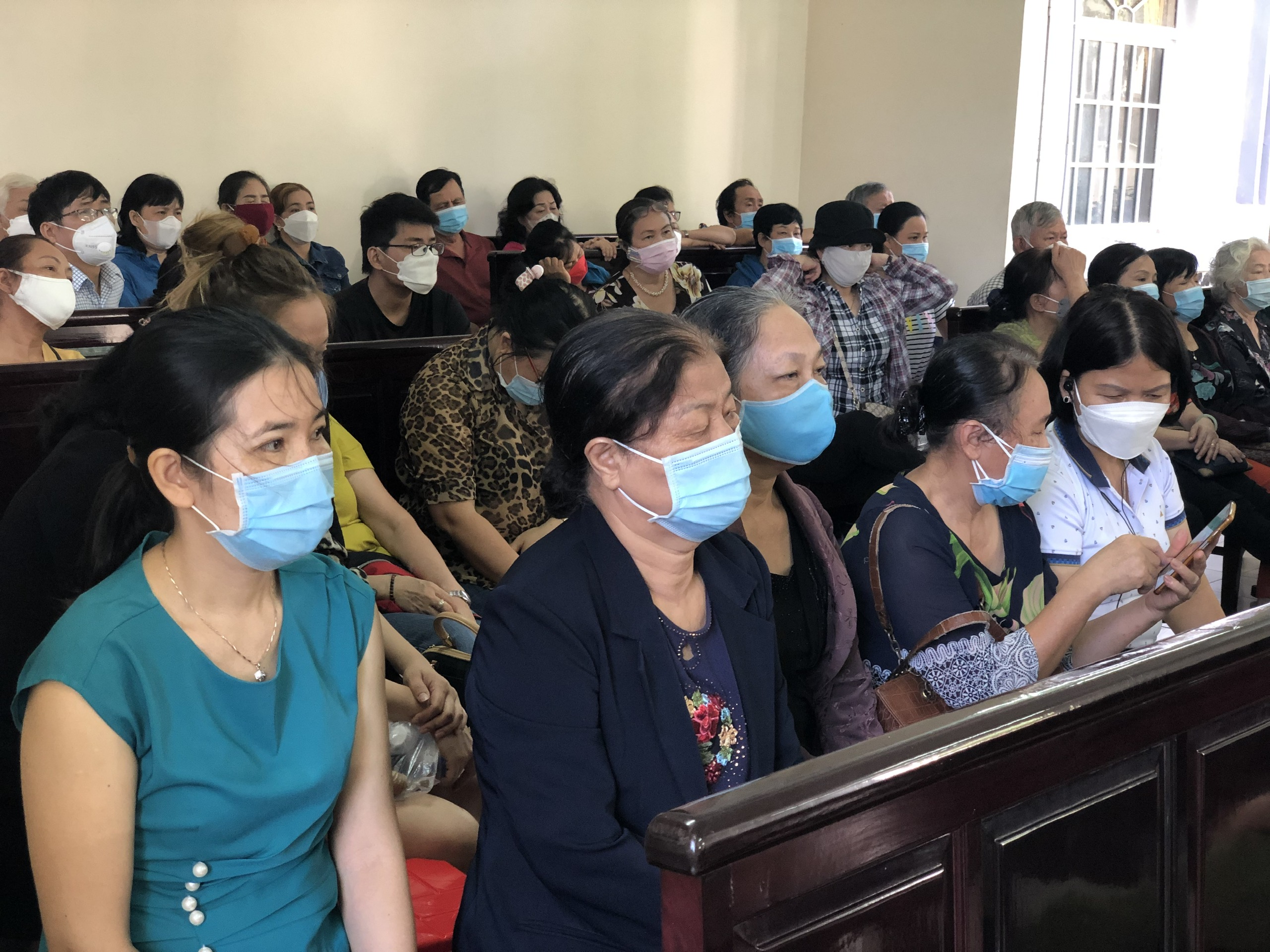 Nhiều bị hại đến dự phiên tòa.