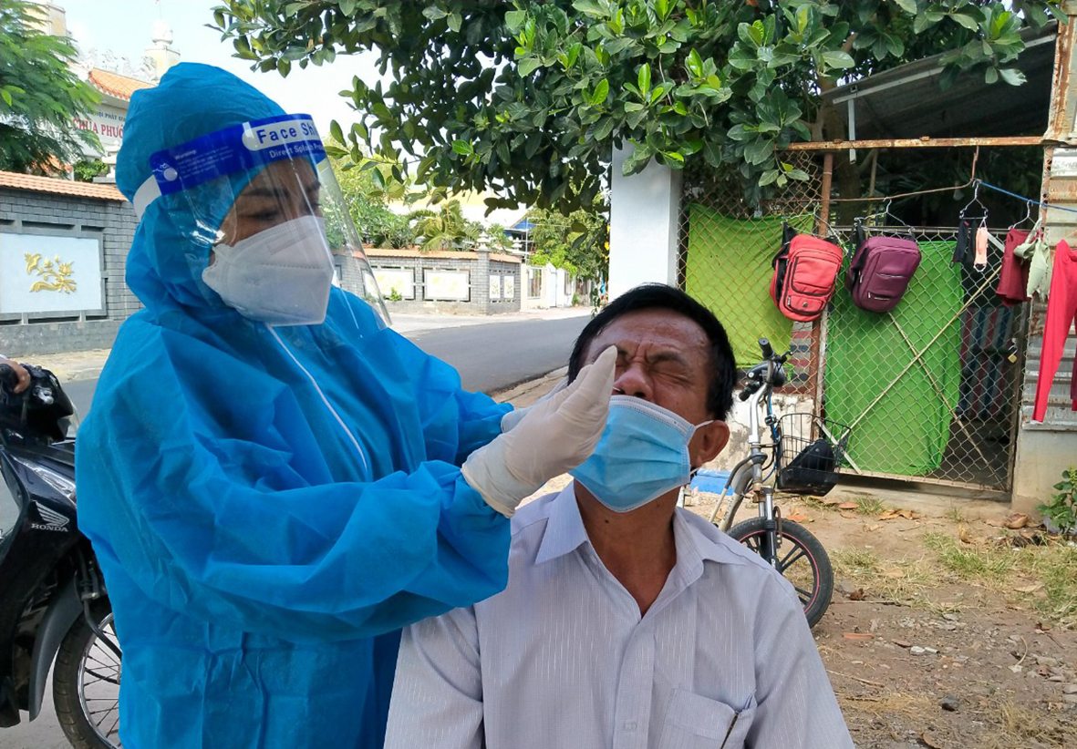 Nhân viên y tế TT.Phước Bửu, huyện Xuyên Mộc lấy mẫu xét nghiệm COVID-19 cho người dân. Ảnh: THANH HỒNG
