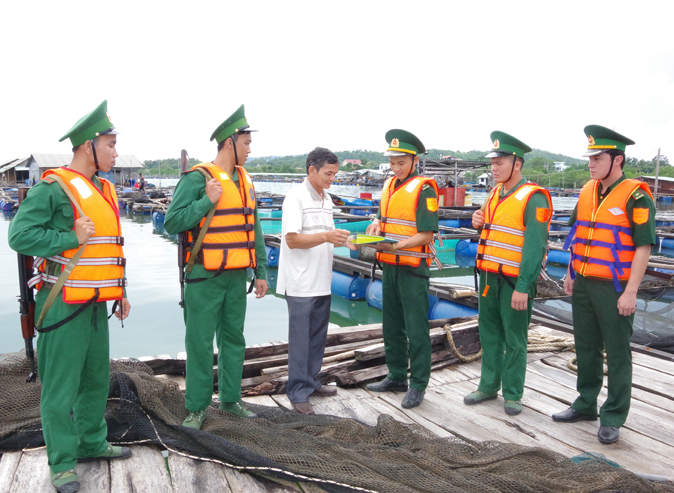 Đoàn viên thanh niên Đồn Biên phòng Long Sơn tuyên truyền pháp luật cho người dân.