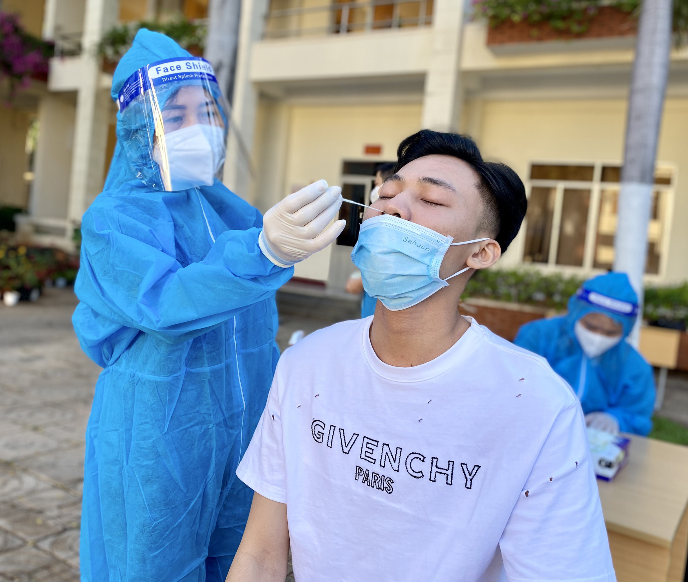 Thanh niên nhập ngũ năm 2022 được lấy mẫu xét nghiệm SARS-CoV-2 tại Ban CHQS TP. Vũng Tàu. Ảnh: MIINH NHÂN