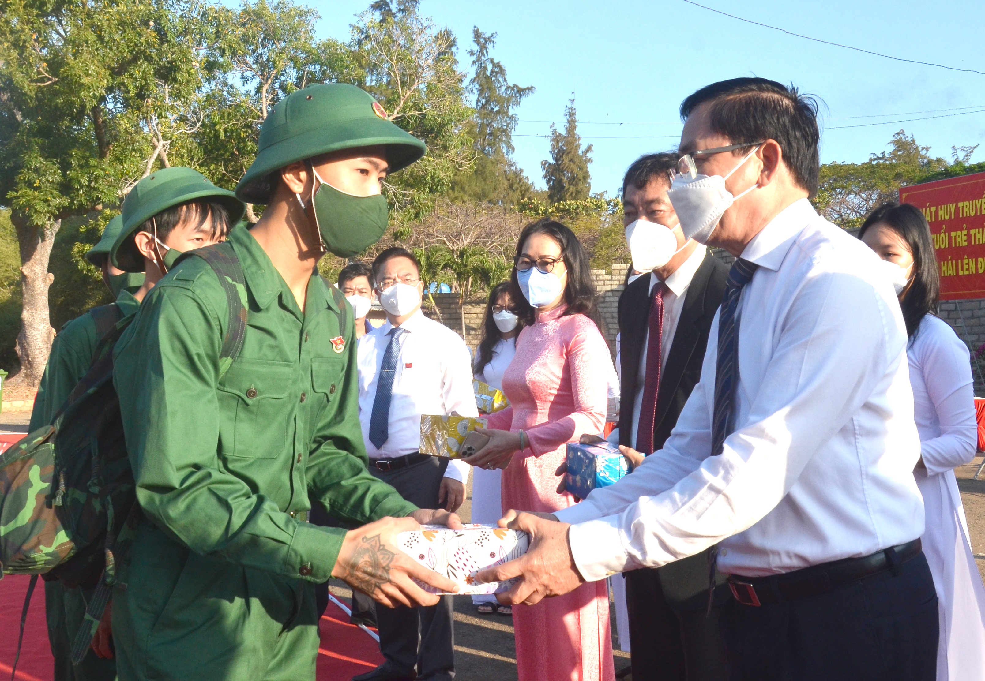 Ông Phạm Viết Thanh, Ủy viên Trung ương Đảng, Bí thư Tỉnh ủy, Chủ tịch HĐND tỉnh tặng quà cho thanh niên TP. Vũng Tàu trước khi lên đường nhập ngũ. Ảnh: MINH NHÂN.