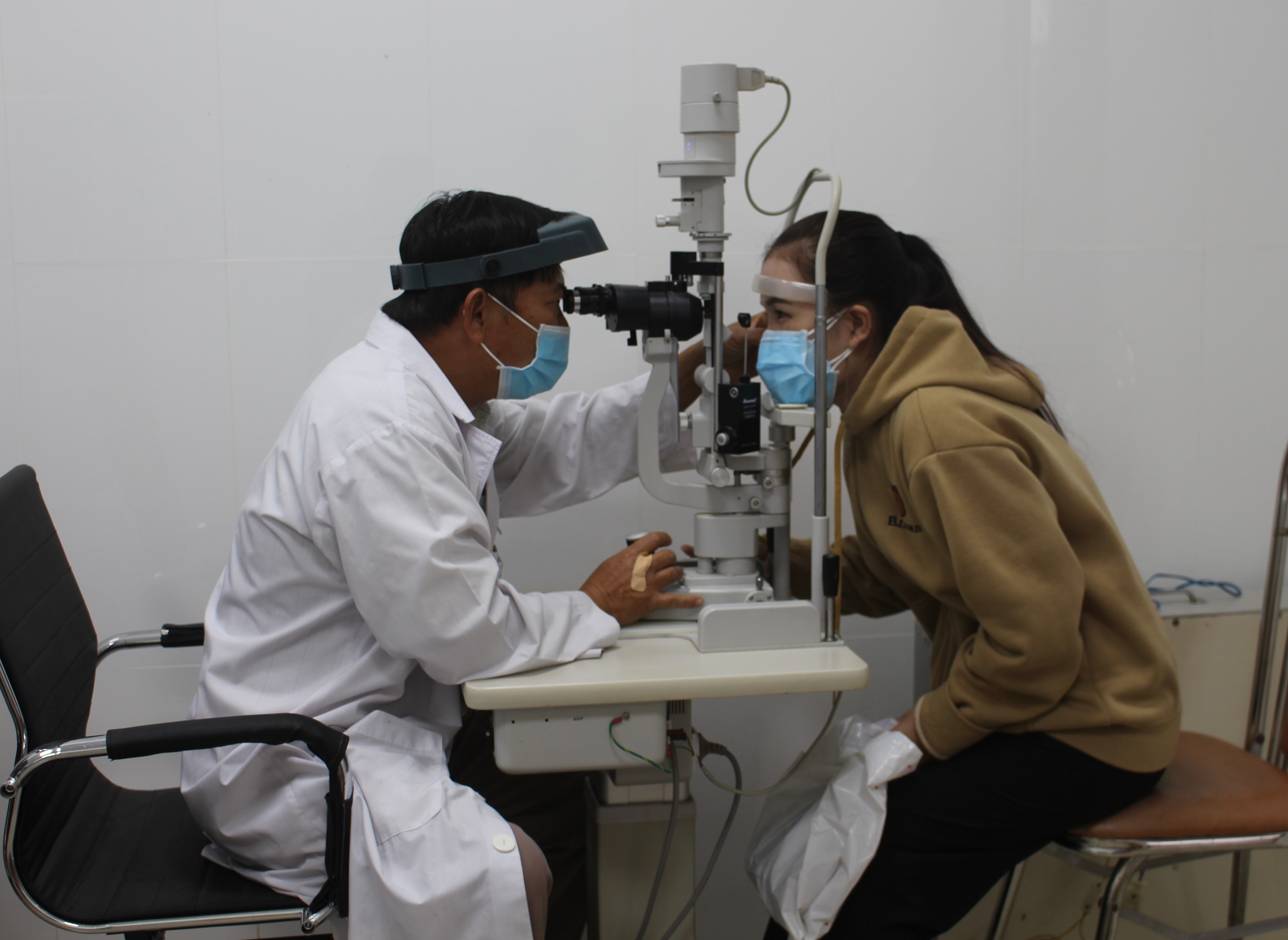  Bác sĩ TTYT huyện Xuyên Mộc khám mắt cho người dân.