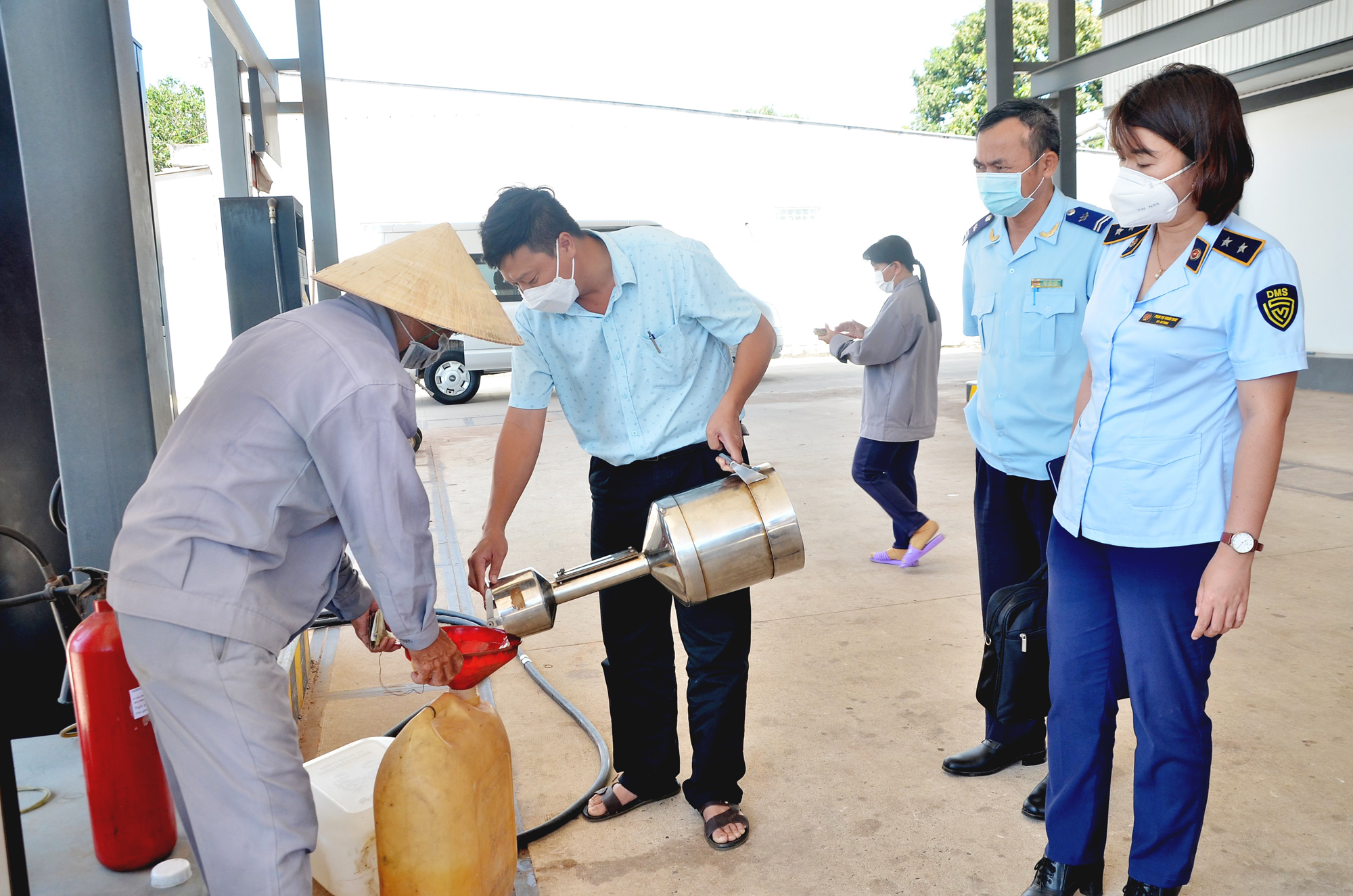 Đoàn kiểm tra liên ngành chống buôn lậu, gian lận thương mại, hàng giả tỉnh kiểm tra hoạt động kinh doanh xăng dầu tại huyện Xuyên Mộc.