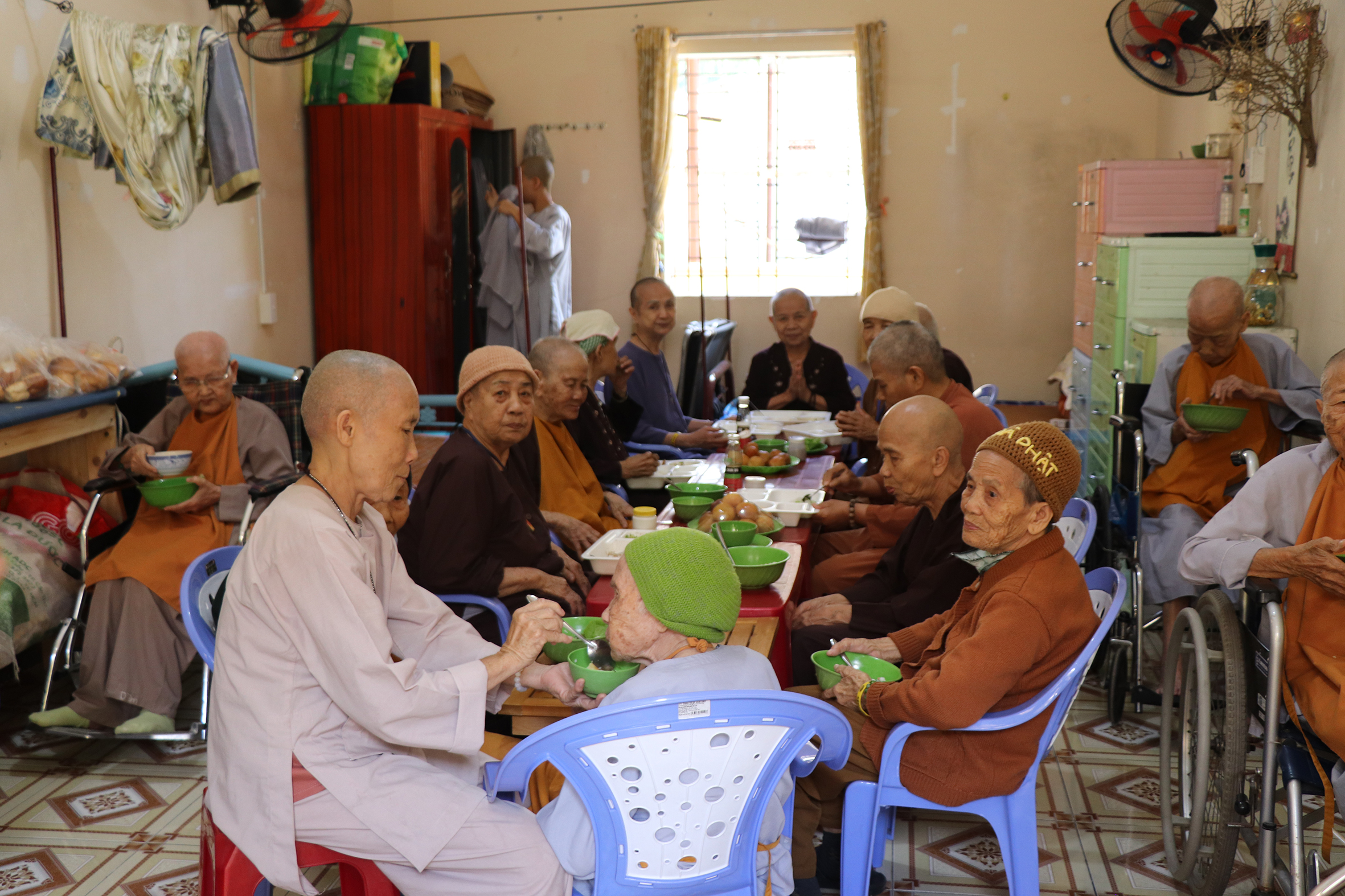 Các cụ già quây quần dùng bữa trưa với nhau, sống an yên, vui vẻ.