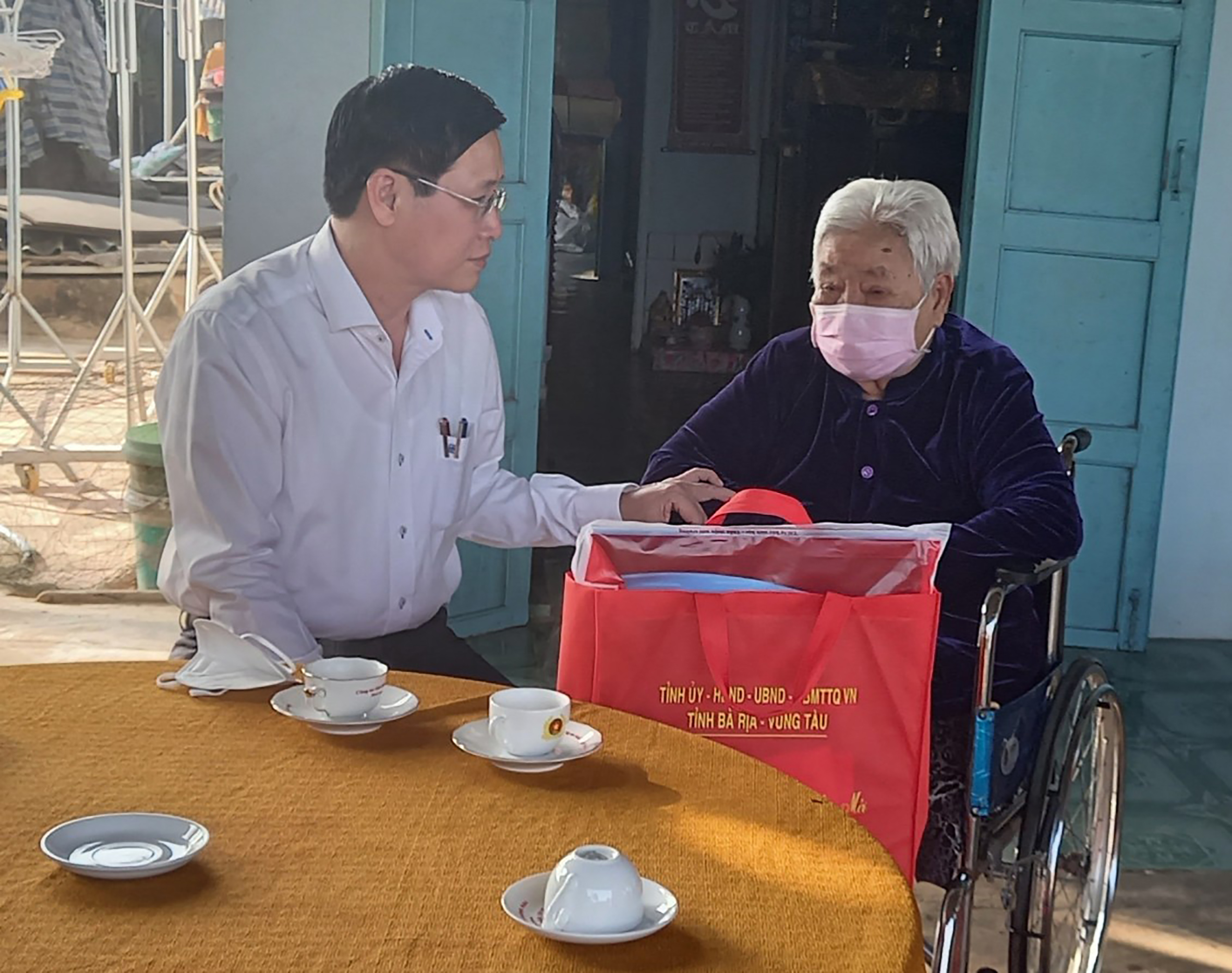 Ông Lê Ngọc Khánh, Phó Chủ tịch UBND tỉnh thăm, chúc Tết Mẹ Việt Nam Anh hùng Nguyễn Thị Chính (xã Láng Dài, huyện Đất Đỏ).