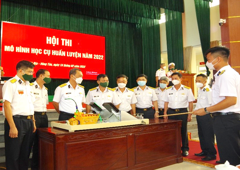 Lữ đoàn 125 thuyết minh về sản phẩm học cụ phục vụ huấn luyện tại hội thi.