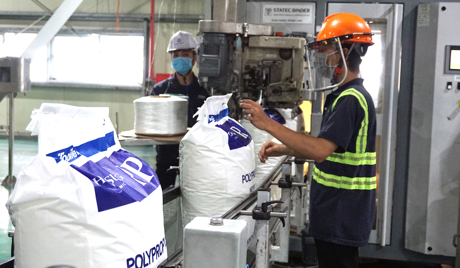 Đóng gói sản phẩm sợi tại Nhà máy sản xuất Polypropylene (PP) của Công ty TNHH Hóa chất Hyosung Vina.