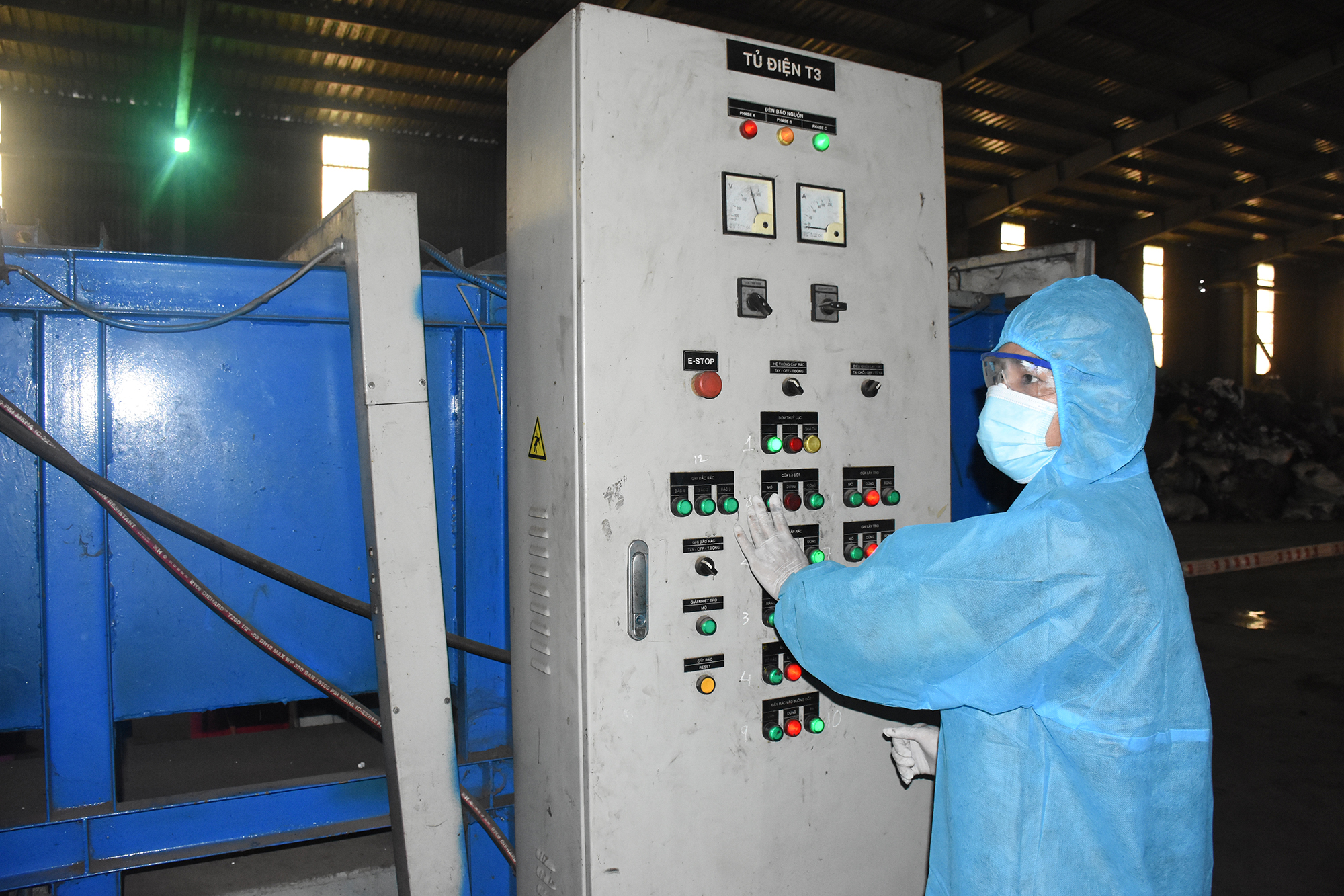 100% chất thải nguy hại tại BR-VT được thu gom, xử lý.  Trong ảnh: Xử lý chất thải nguy hại tại Công ty CP Môi trường Quý Tiến.