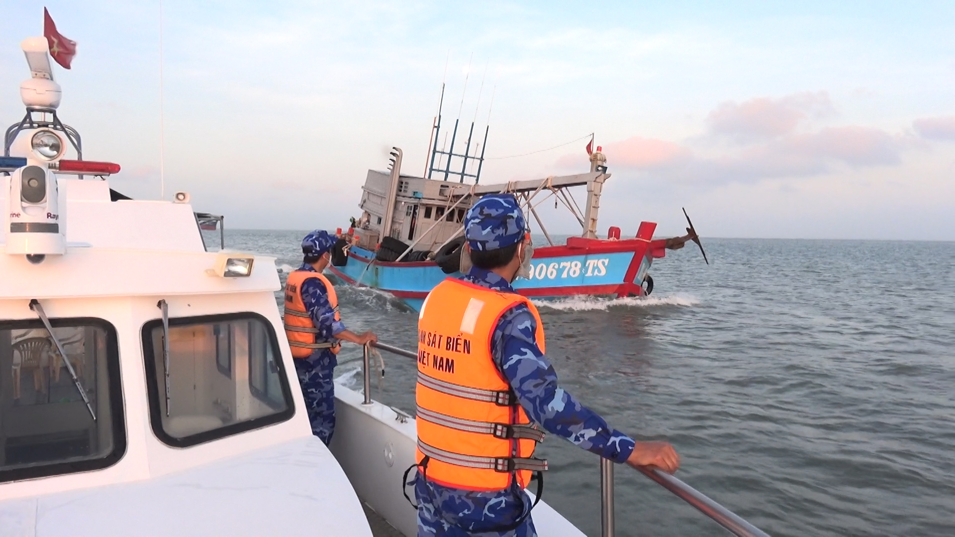 Lực lượng chức năng Bộ Tư lệnh Vùng Cảnh sát biển 3 phát hiện tàu TG 90678 TS chở 110 ngàn lít dầu D.O không rõ nguồn gốc.