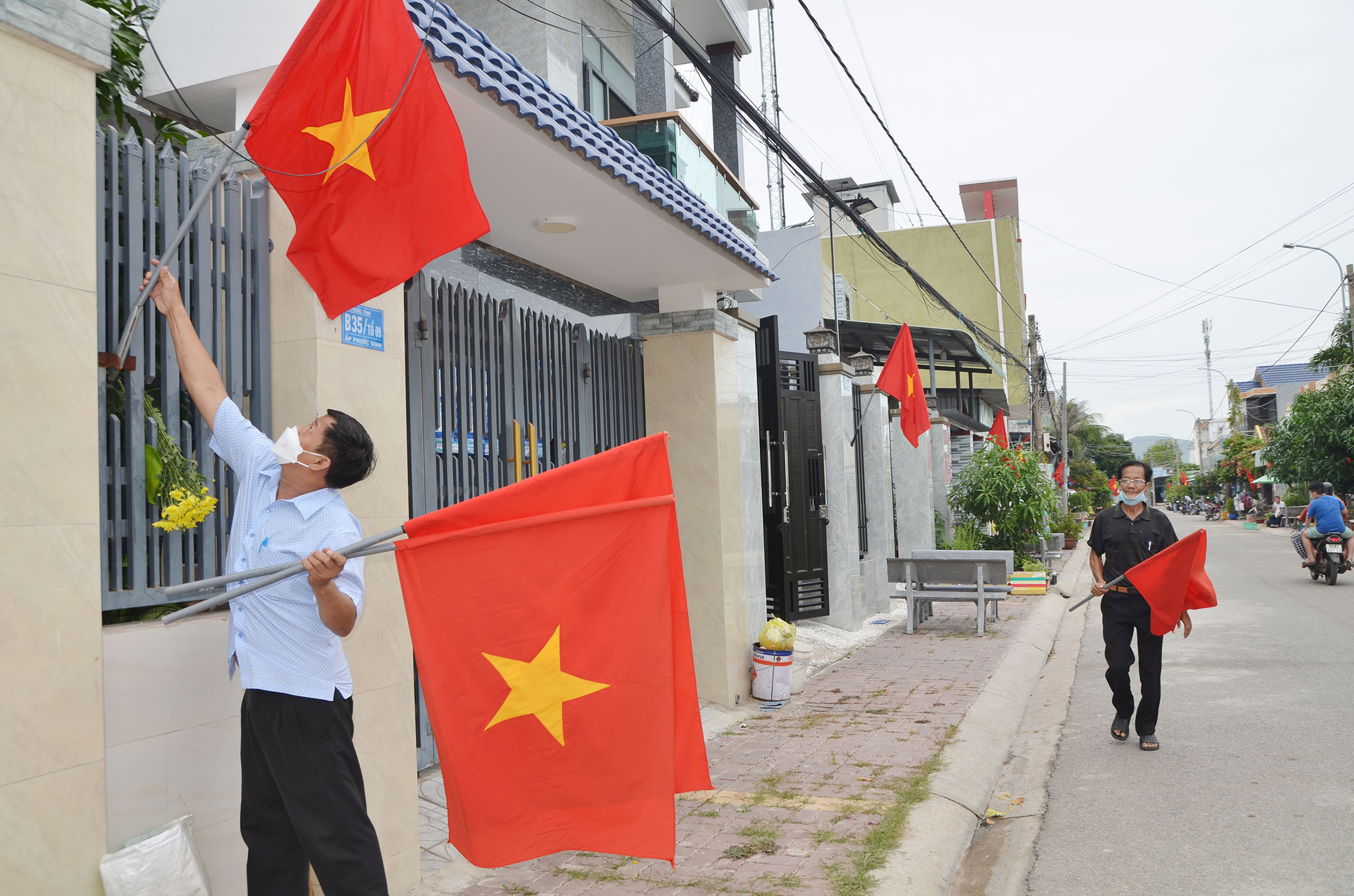 Người dân xã Phước Tỉnh treo cờ Tổ quốc trong các ngày  lễ lớn của đất nước.