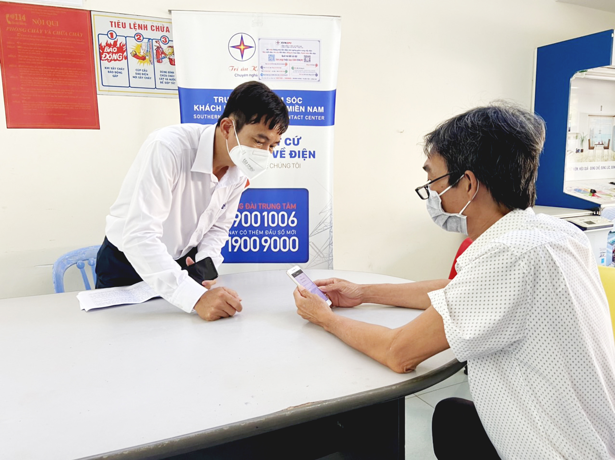 Nhân viên Điện lực Vũng Tàu hướng dẫn khách hàng thanh toán tiền điện qua ví điện tử VNPay.