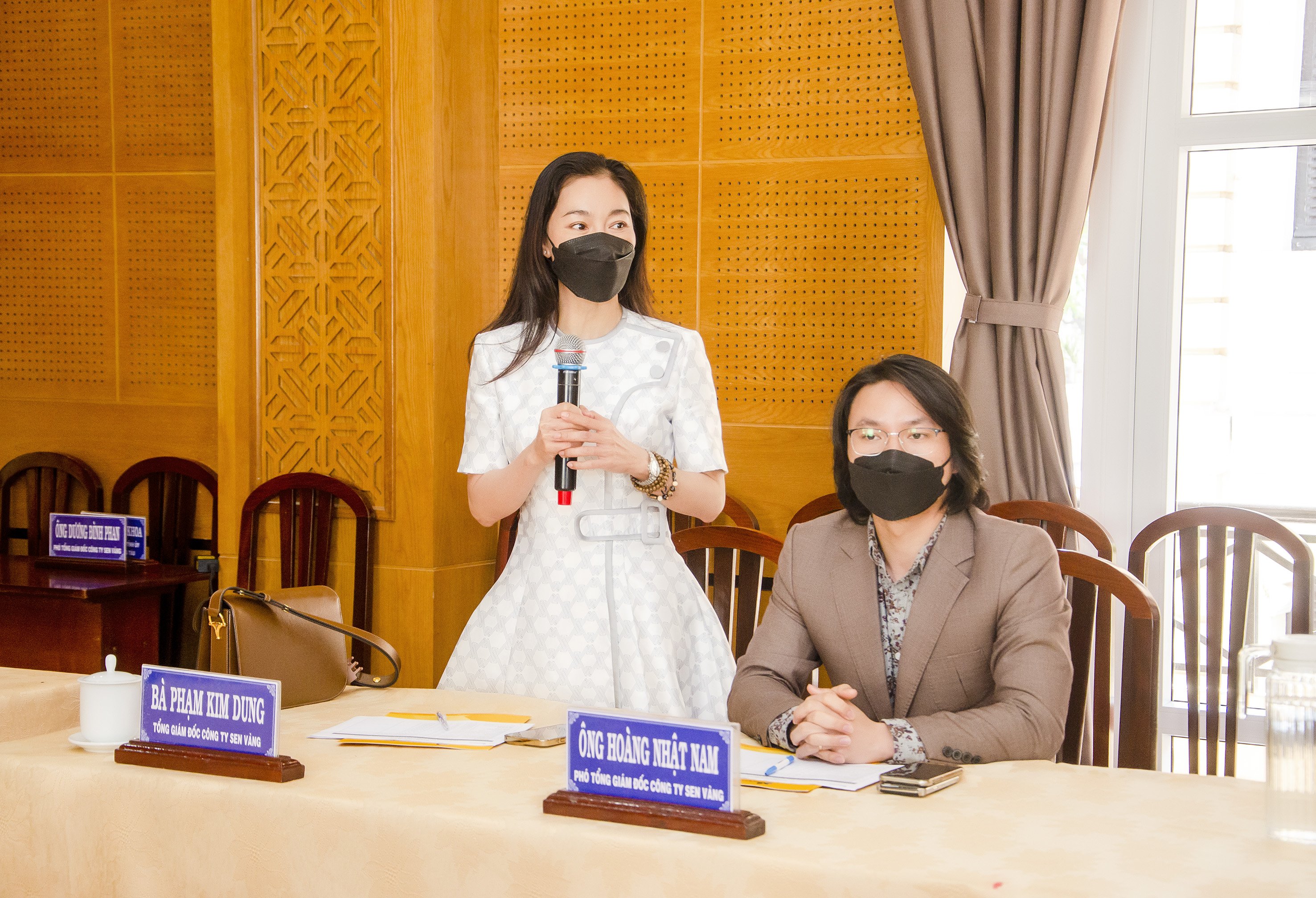 Bà Phạm Kim Dung, Tổng Giám đốc Công ty CP Quảng cáo Thương mại Sen Vàng phát biểu trao đổi về công tác chuẩn bị các vòng thi Chung kết của Cuộc thi Miss World Việt Nam 2022 tại TP.Vũng Tàu.