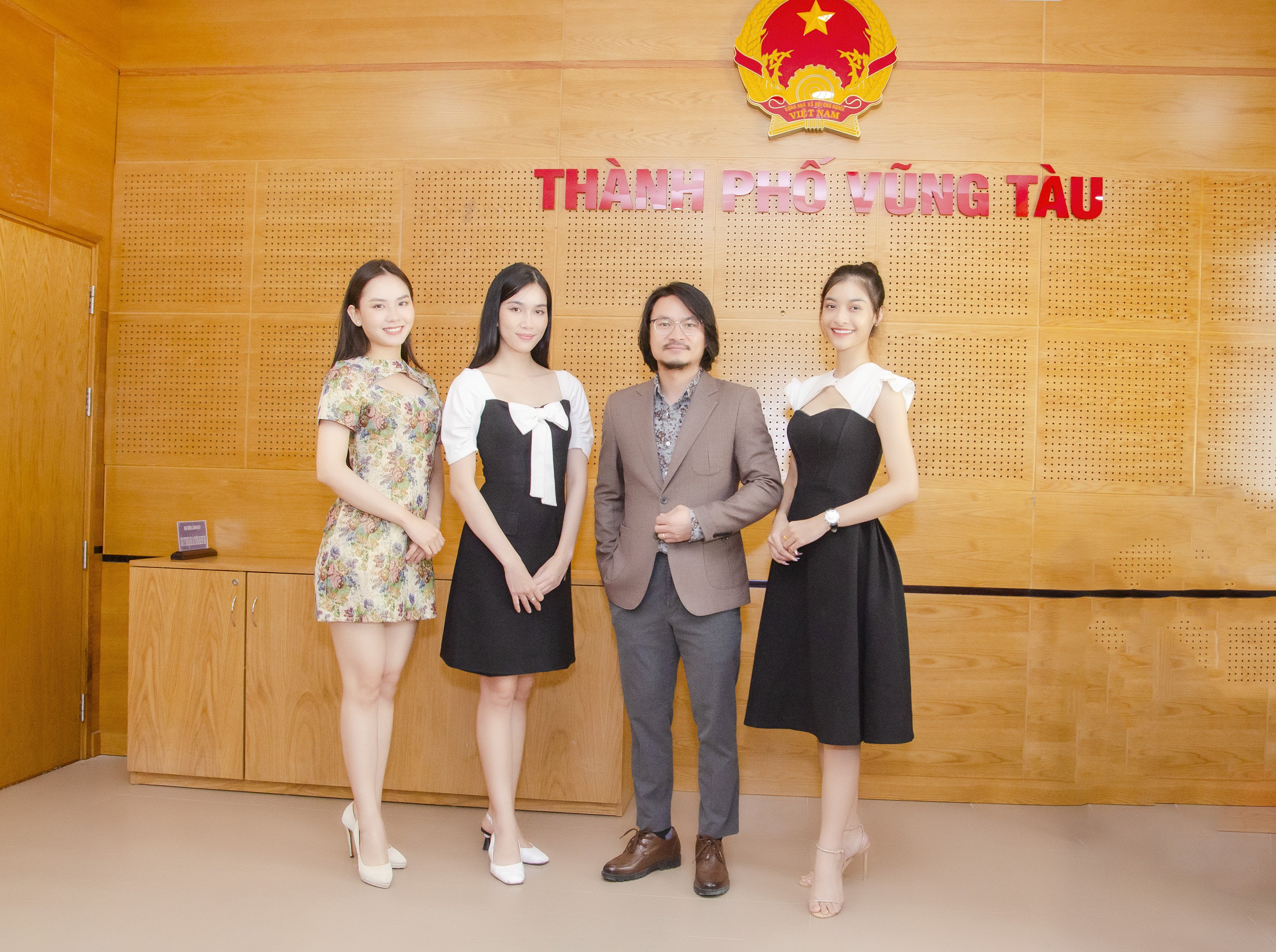 Từ trái qua phải, top 5 Hoa hậu Việt Nam 2020, người đẹp Nhân ái Mai Phương; Á hậu 1 Hoa hậu Việt Nam 2020 Phương Anh; Đạo diễn Hoàng Nhật Nam; Á hậu 2 Miss World Việt Nam 2019 Kiều Loan chụp ảnh lưu niệm tại TP.Vũng Tàu.