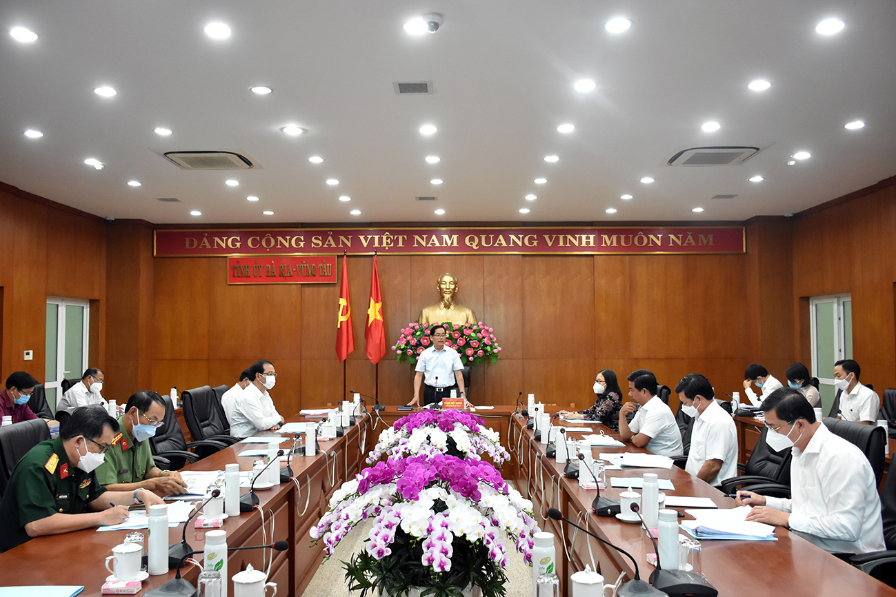 Ông Phạm Viết Thanh, Ủy viên Trung ương Đảng, Bí thư Tỉnh ủy, Chủ tịch HĐND tỉnh, Trưởng BCĐ Phòng, chống dịch COVID-19 tỉnh phát biểu chỉ đạo tại cuộc họp.