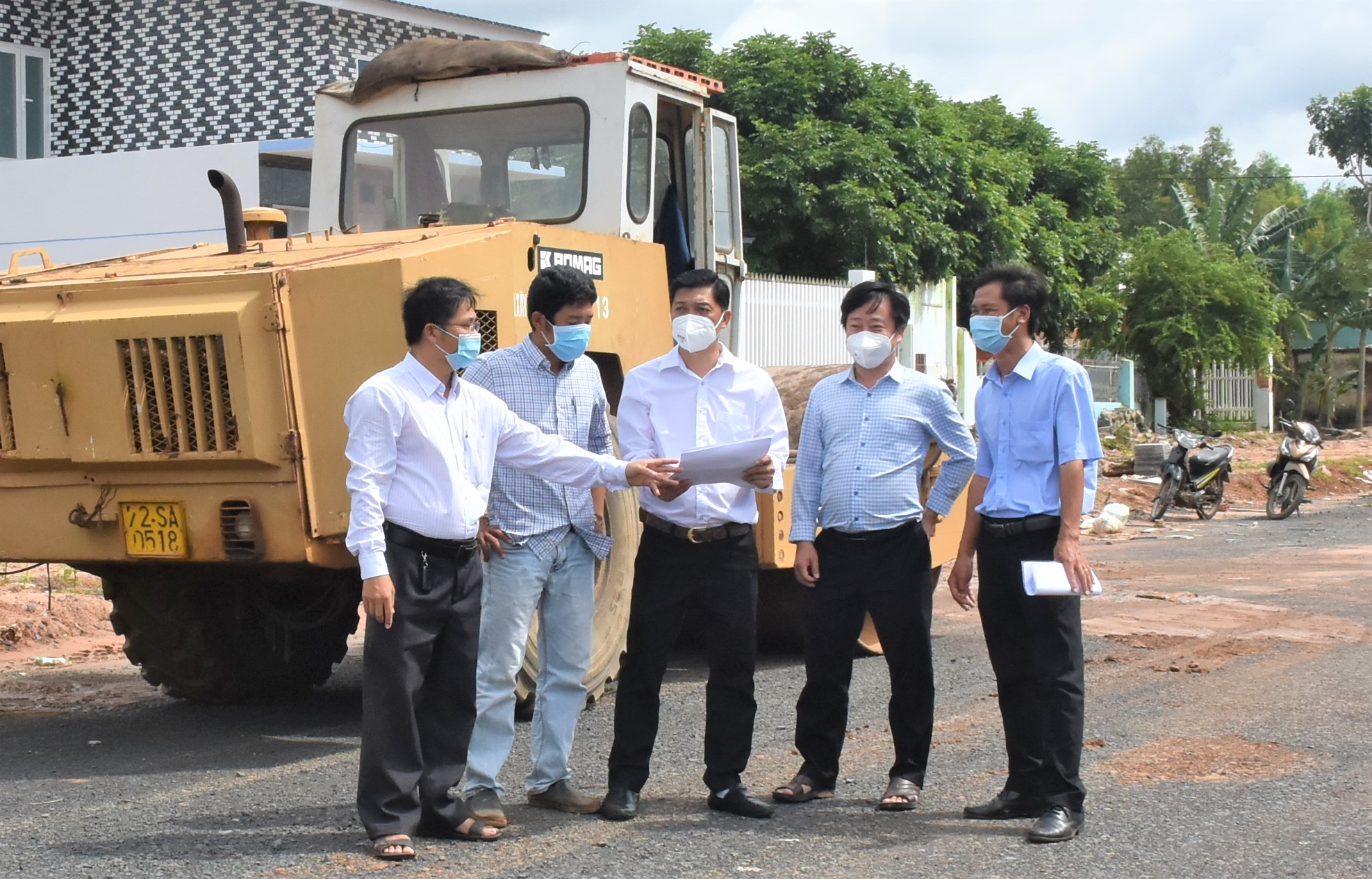 Các thành viên Ban QLDA đầu tư xây dựng huyện Xuyên Mộc giám sát, kiểm tra tiến độ  thi công cải tạo, nâng cấp, mở rộng Tỉnh lộ 328 đoạn qua xã Phước Tân.