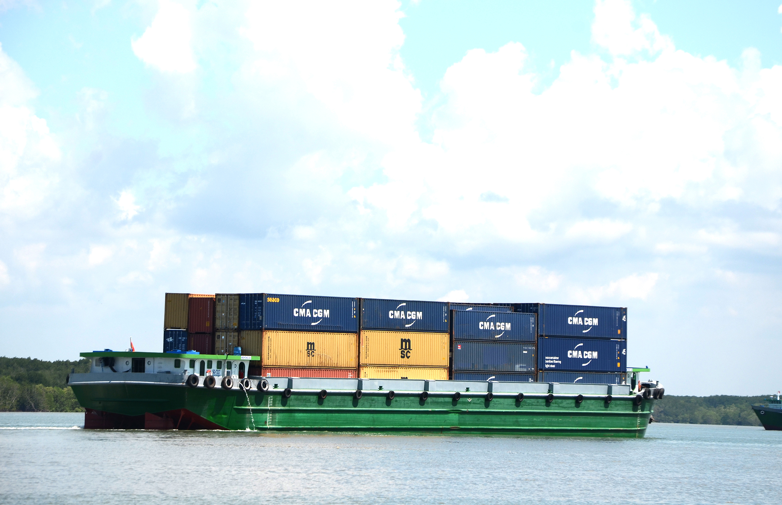 Phương tiện thủy chở container được miễn lệ phí trước bạ.