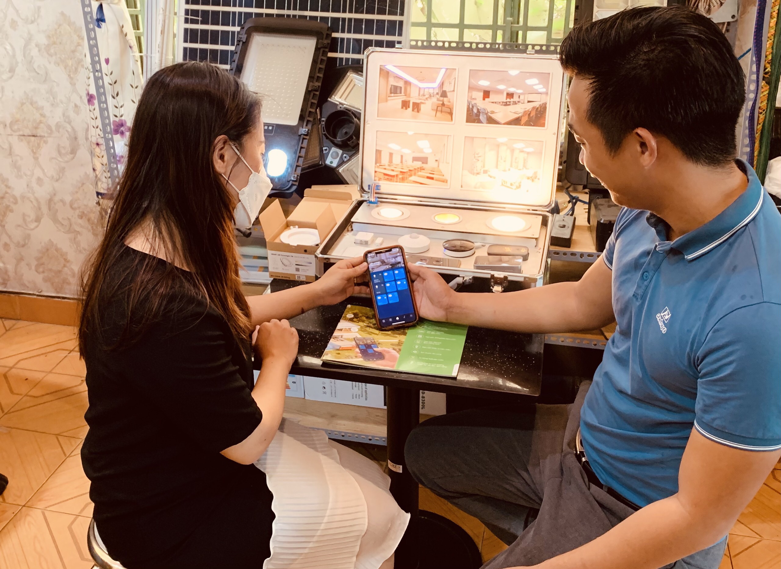 Anh Lê Công Thành tư vấn khách hàng về điện nhà thông minh.