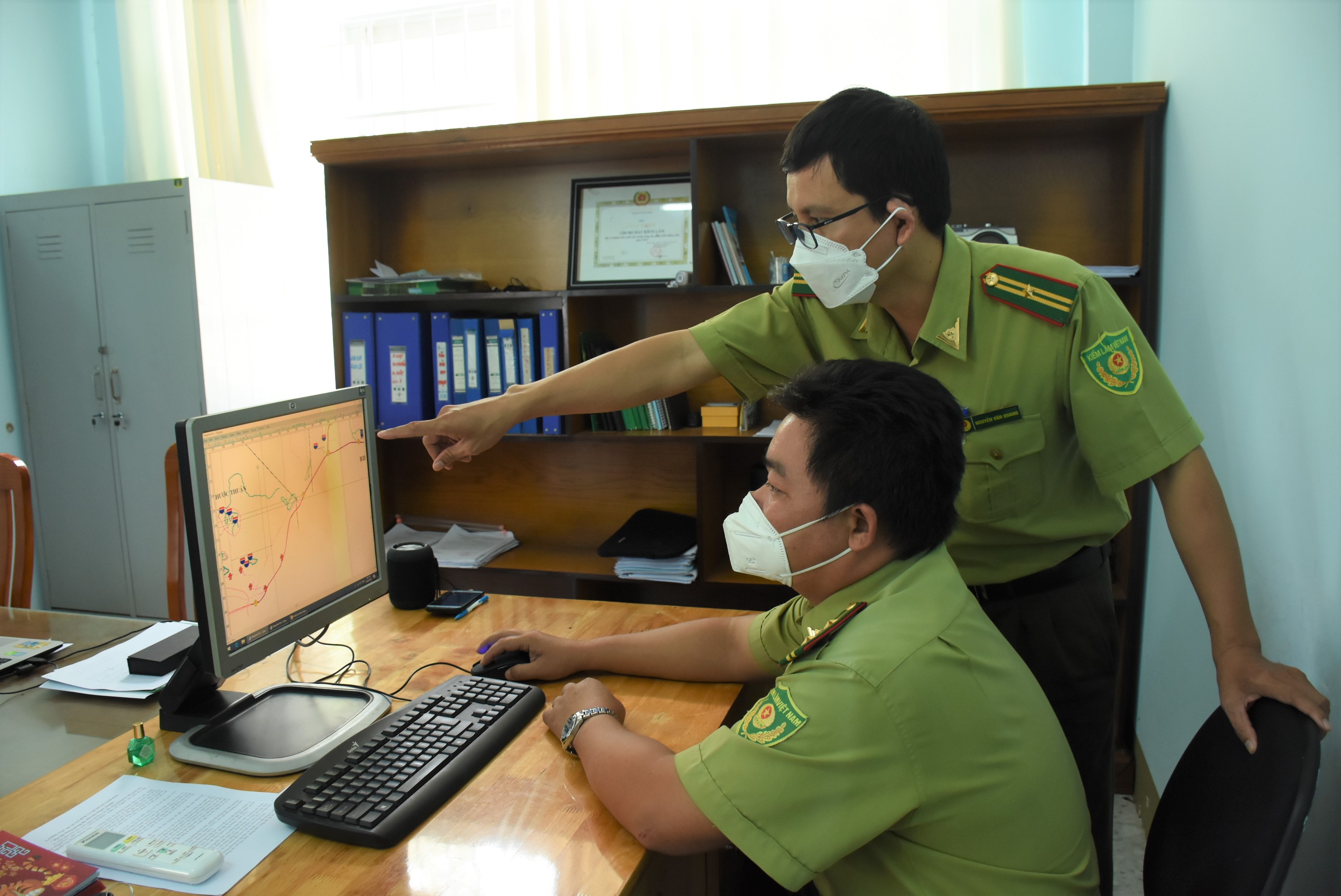 Việc ứng dụng công nghệ thông tin giúp lực lượng Kiểm lâm nâng cao hiệu quả công tác bảo vệ rừng và PCCR. Trong ảnh: Hạt Kiểm lâm Xuyên Mộc sử dụng phần mềm hệ thống cơ sở dữ liệu thông tin lâm nghiệp để xác định hiện trạng rừng.