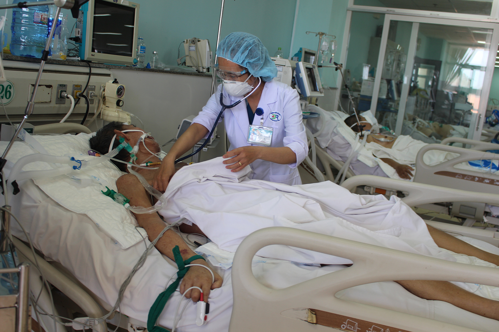 Bác sĩ Nguyễn Thị Duyên thăm khám cho 1 bệnh nhân từng nhiễm COVID-19 nặng  đang điều trị tại Bệnh viện Bà Rịa.