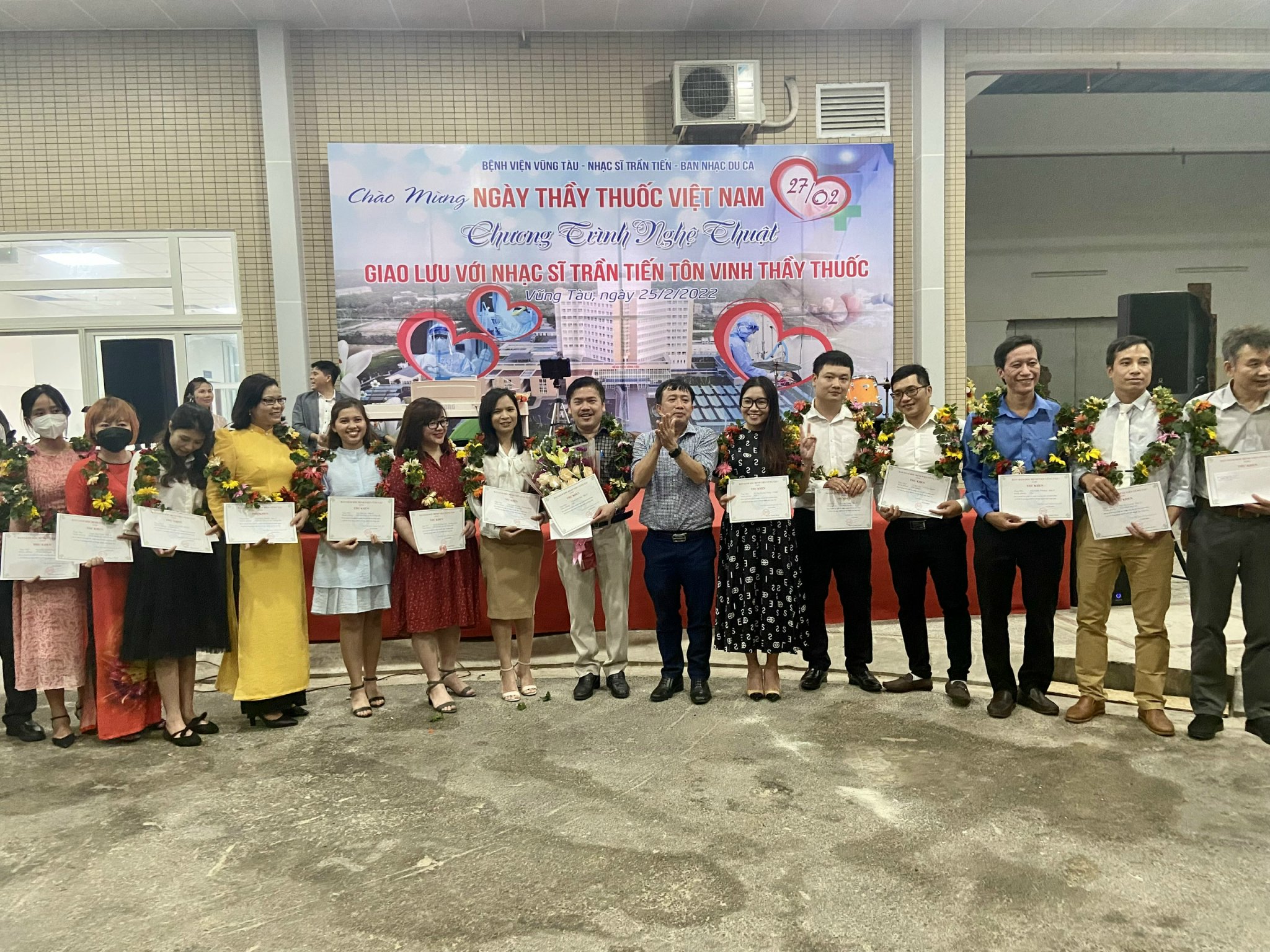 Bác sĩ Nguyễn Thanh Phước, Giám đốc Bệnh viện Vũng Tàu khen thưởng cho lực lượng y, bác sĩ hoàn thành tốt công tác phòng, chống dịch COVID-19.