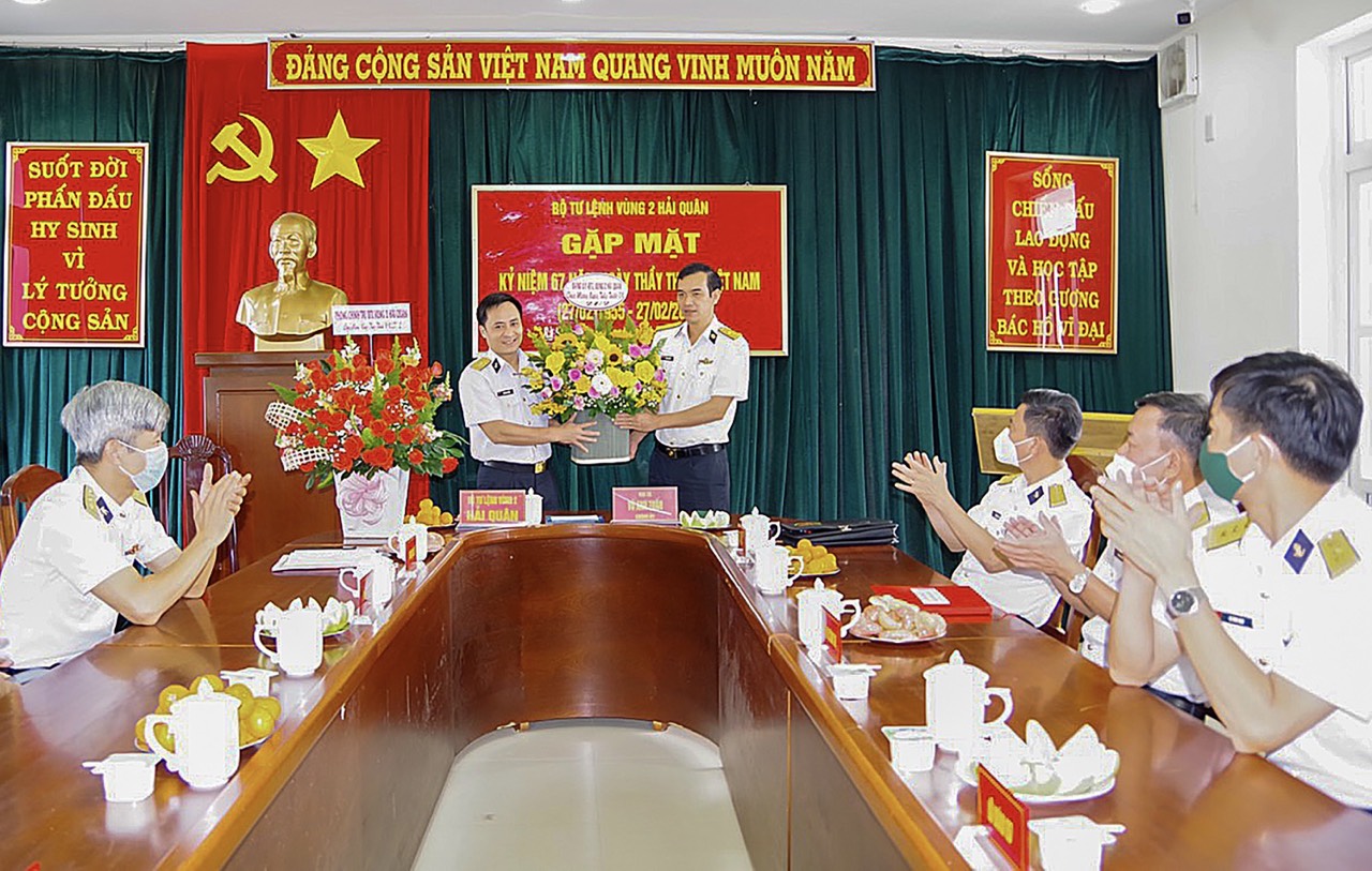 Đại tá Vũ Anh Tuấn (trái), Chính uỷ Vùng 2 Hải quân tặng hoa chúc mừng đội ngũ quân y.