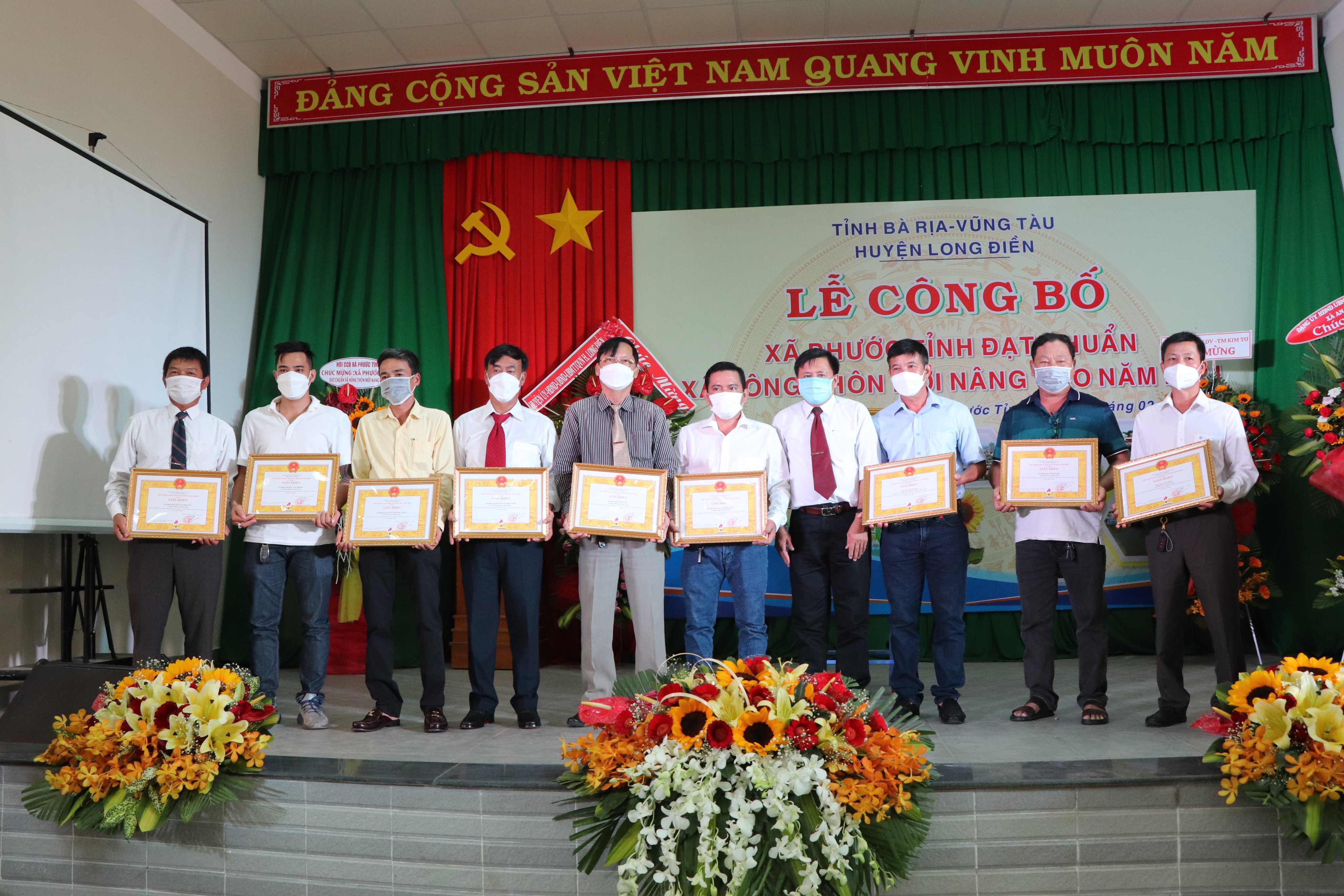 Ông Trần Văn Hóa, Chủ nhiệm UBKT Huyện ủy Long Điền trao tặng Giấy khen của UBND huyện Long Điền cho các cá nhân điển hình trong phong trào xây dựng NTM nâng cao xã Phước Tỉnh.