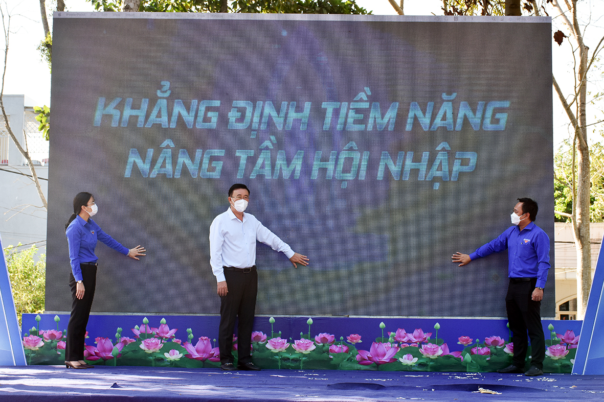 Ông Huỳnh Văn Danh, Ủy viên Ban Thường vụ Tỉnh ủy, Trưởng Ban Dân vận Tỉnh ủy và lãnh đạo Tỉnh Đoàn thực hiện nghi thức kích hoạt 
