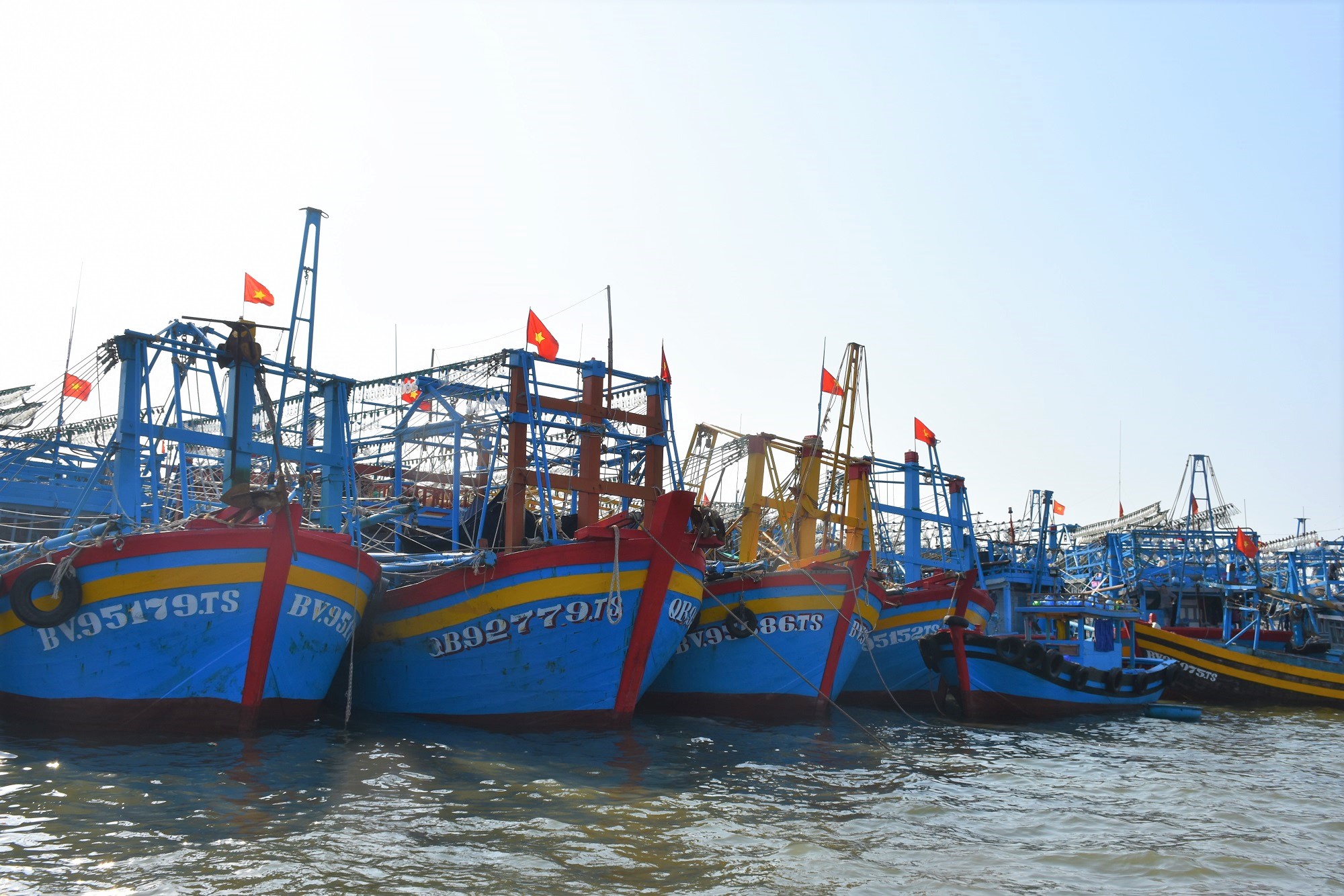 Những năm qua, các ngành chức năng trên địa bàn tỉnh đang triển khai nhiều giải pháp quyết liệt nhằm tháo gỡ “thẻ vàng” EC. Trong ảnh: Tàu thuyền neo đậu tại Khu neo đậu tránh trú bão Bình Châu - Bến Lội (huyện Xuyên Mộc).