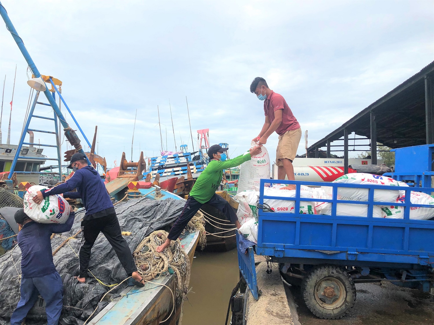  Số vụ vi phạm đánh bắt vùng biển nước ngoài trên dịa bàn tỉnh trong những năm qua đã giảm thiểu đáng kể. Trong ảnh: Ngư dân xã Lộc An (huyện Đất Đỏ) chuẩn bị ra khơi.