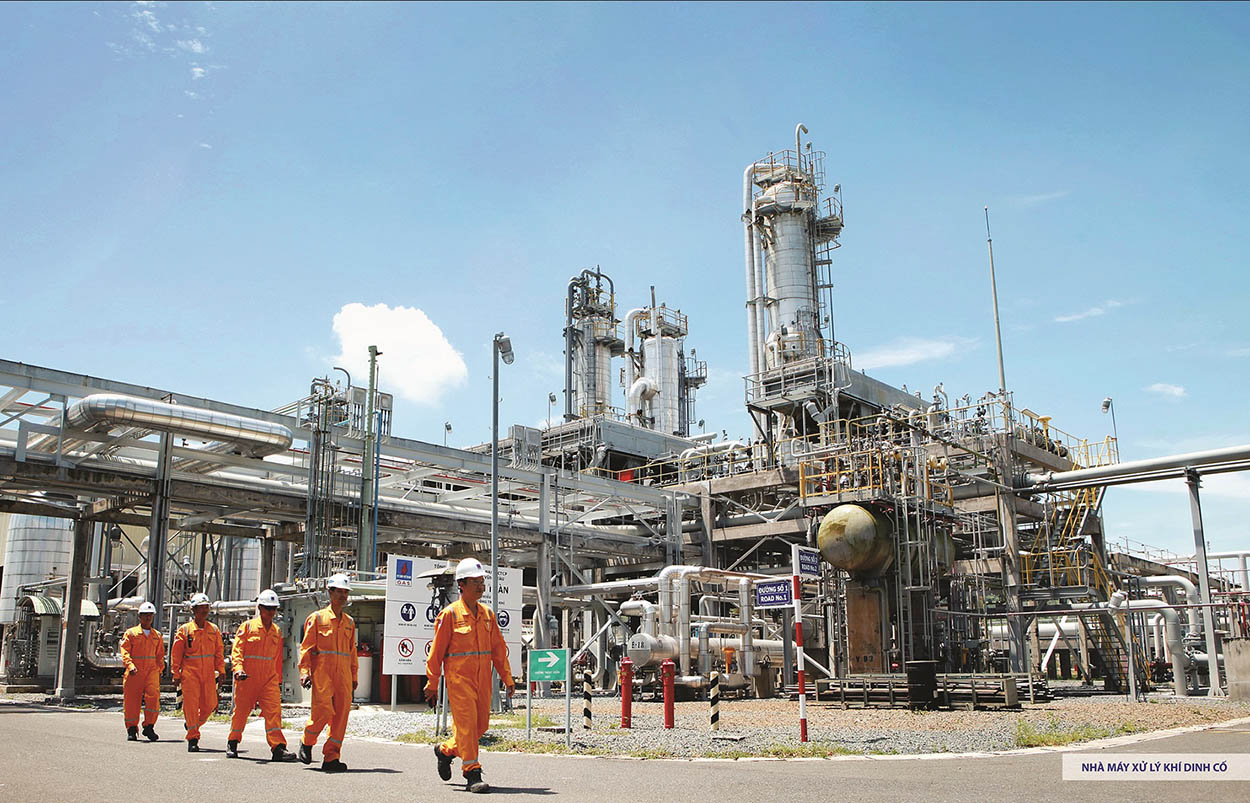 Năm 2022, số thu ngân sách nhà nước từ dầu khí phấn đấu đạt 16.600 tỷ đồng.  Trong ảnh: Kỹ sư, công nhân PV GAS trên công trường Nhà máy xử lý khí Dinh cố.