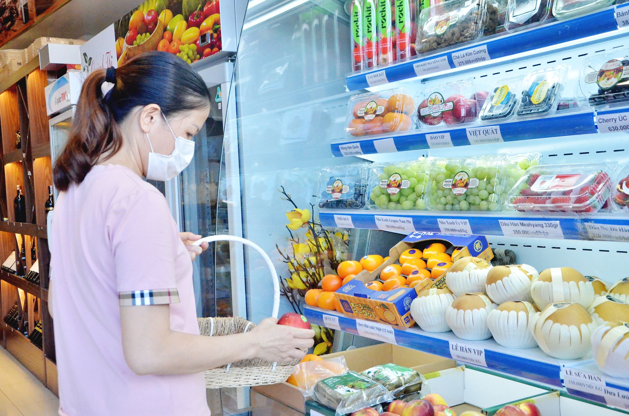 Giá xăng dầu tăng liên tục trong thời gian gần đây đã tác động đến giá cả tiêu dùng. Trong ảnh: Người dân mua sắm tại cửa hàng HC Mart (TP. Vũng Tàu).