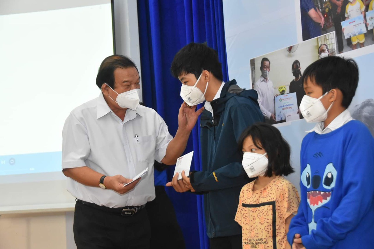 Ông Lê Minh Tấn, Giám đốc Sở LĐTBXH TP. Hồ Chí Minh trao quà cho các em mồ côi do COVID-19 tại BR-VT. Ảnh: BÍCH NGỌC