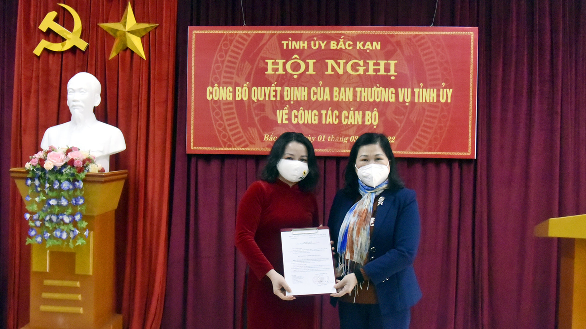 Bà Phương Thị Thanh- Phó Bí thư Thường trực Tỉnh ủy, Chủ tịch HĐND tỉnh (bên phải) trao quyết định của Ban Thường vụ Tỉnh ủy cho đồng chí Hà Thị Ngần.